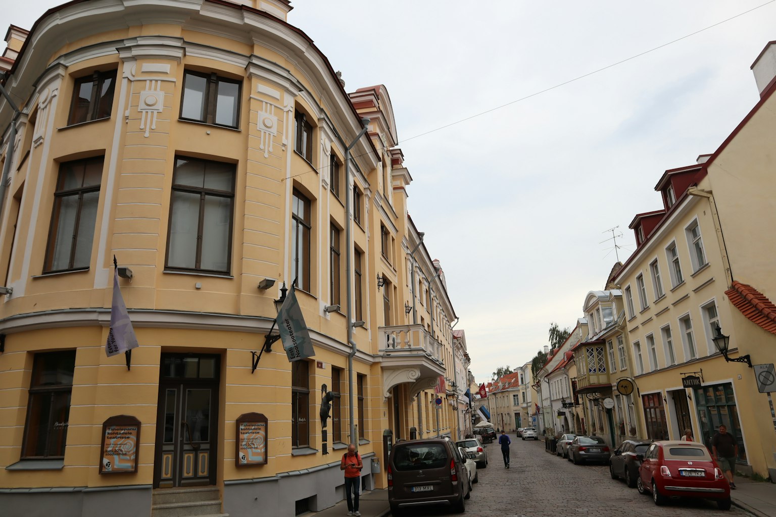 Ruhige Straßenansicht mit gelben Gebäuden