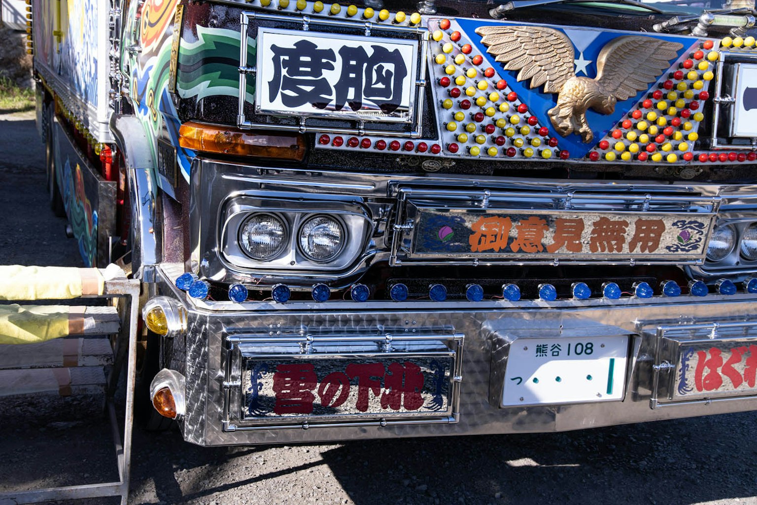 Paraurti anteriore di camion decorato con design colorato ed emblem di aquila