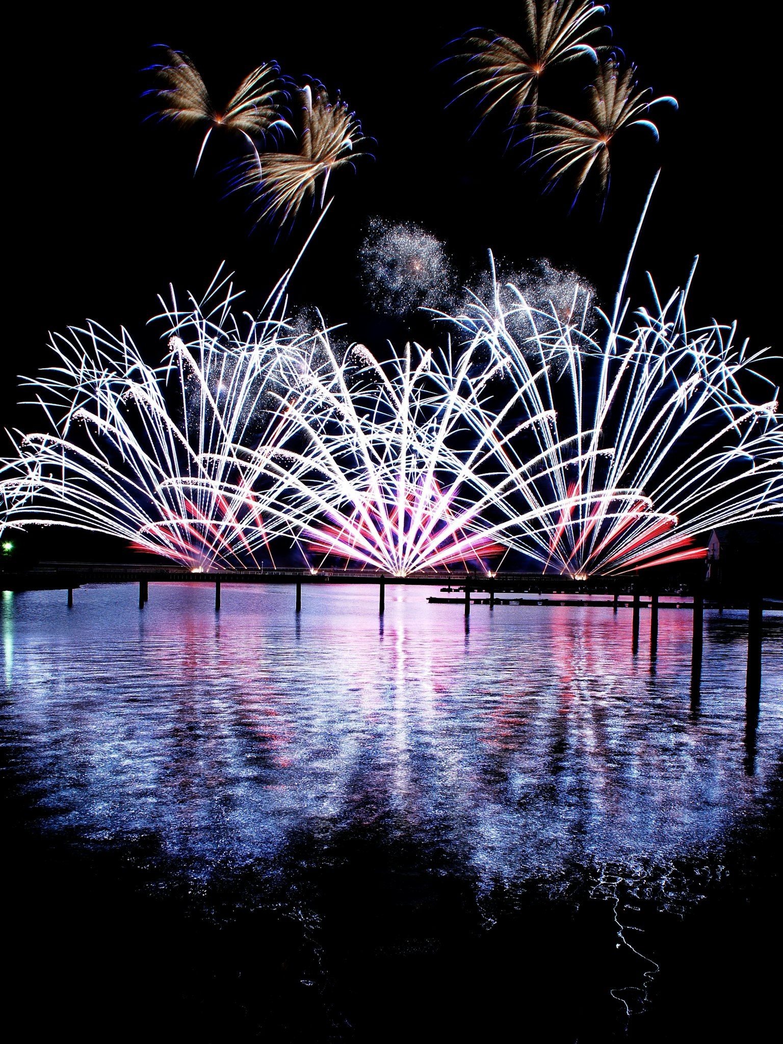 夜空中煙花在湖面上的美麗景象
