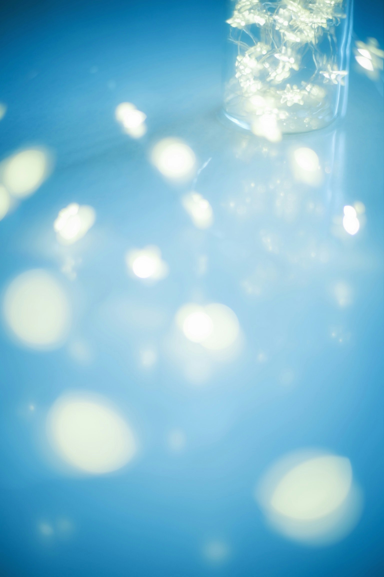 ภาพที่มีการสะท้อนของแสงบนพื้นหลังสีน้ำเงิน