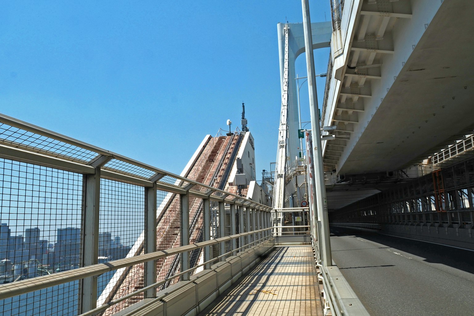 Eine Seitenansicht einer Brücke mit einer erhöhten Straße unter einem klaren blauen Himmel
