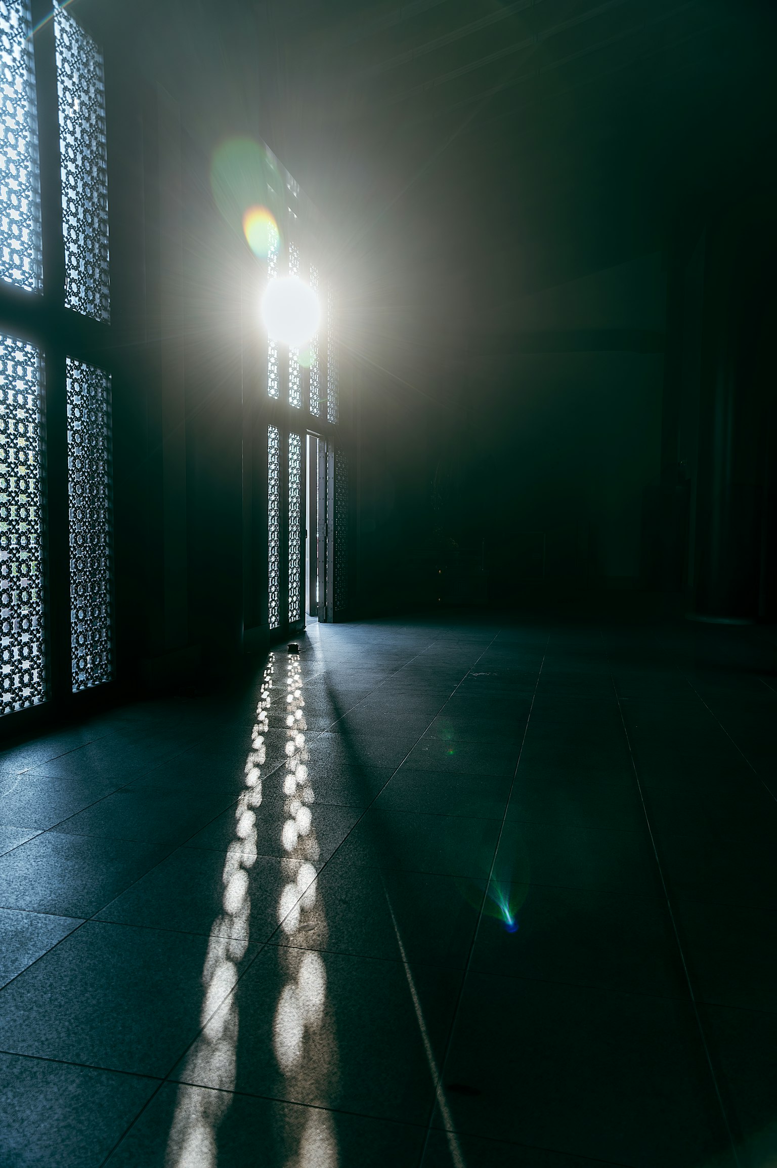 Licht strömt durch eine Tür und wirft Schatten auf den Boden