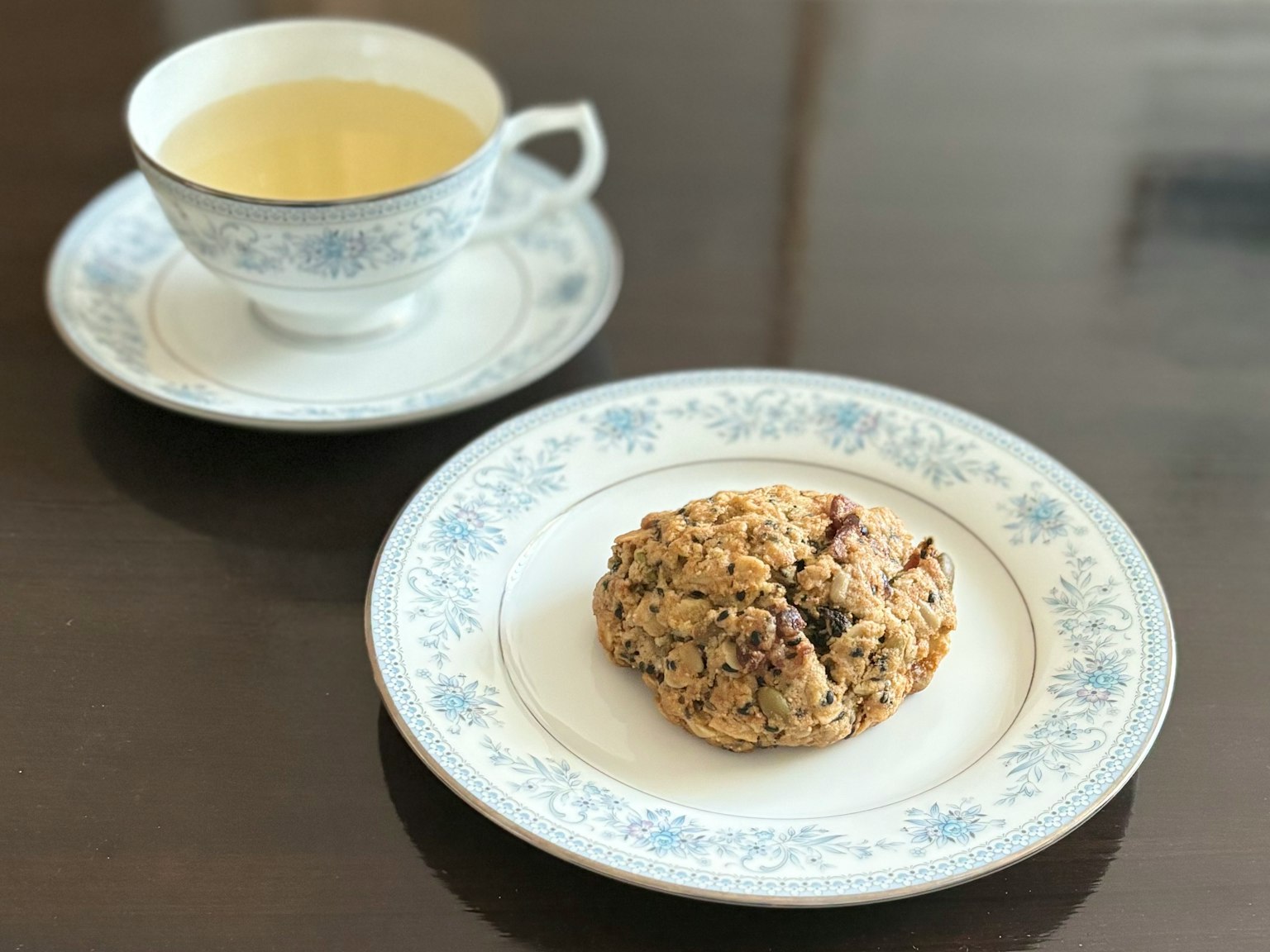 蓝色花卉盘子上的饼干和一杯茶