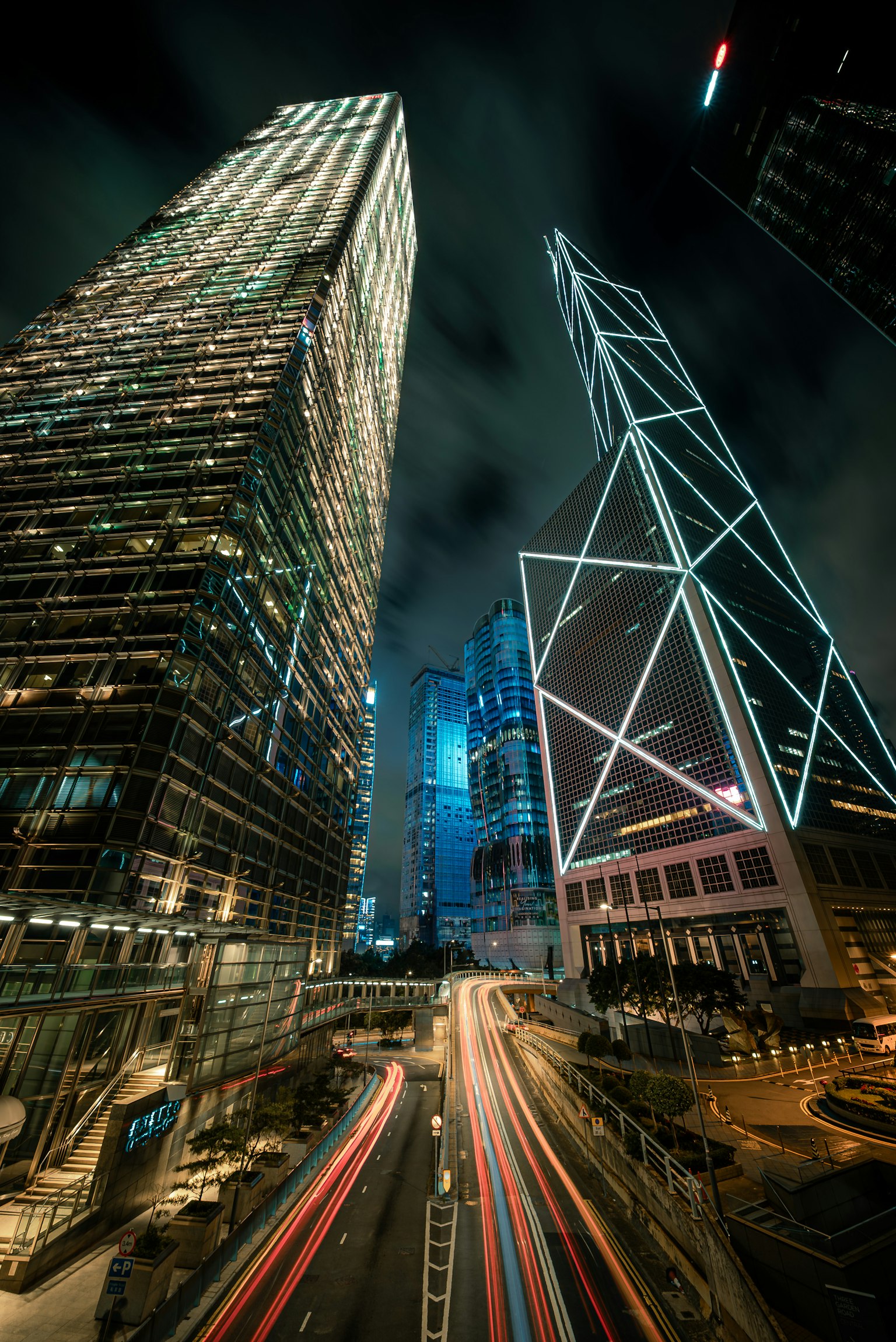 Nachtsicht der Skyline von Hongkong mit beleuchteten Wolkenkratzern und Lichtspuren