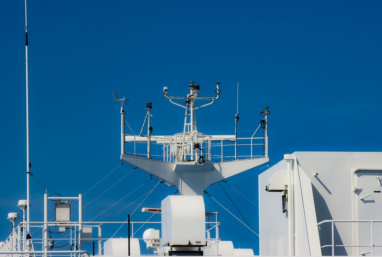 Radar- und Kommunikationsausrüstung auf dem Mast eines weißen Schiffes