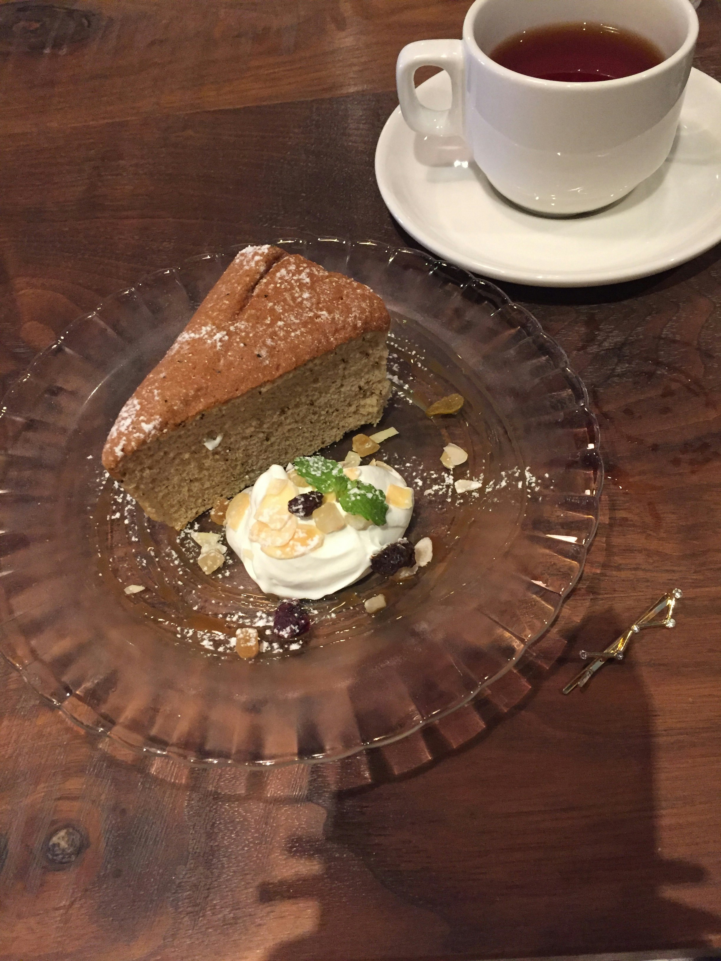 gâteau et tasse de thé sur une table en bois