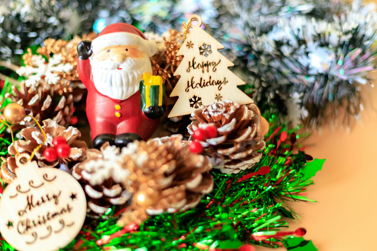 Weihnachtskranz mit einer Santa Claus Figur und Tannenzapfen
