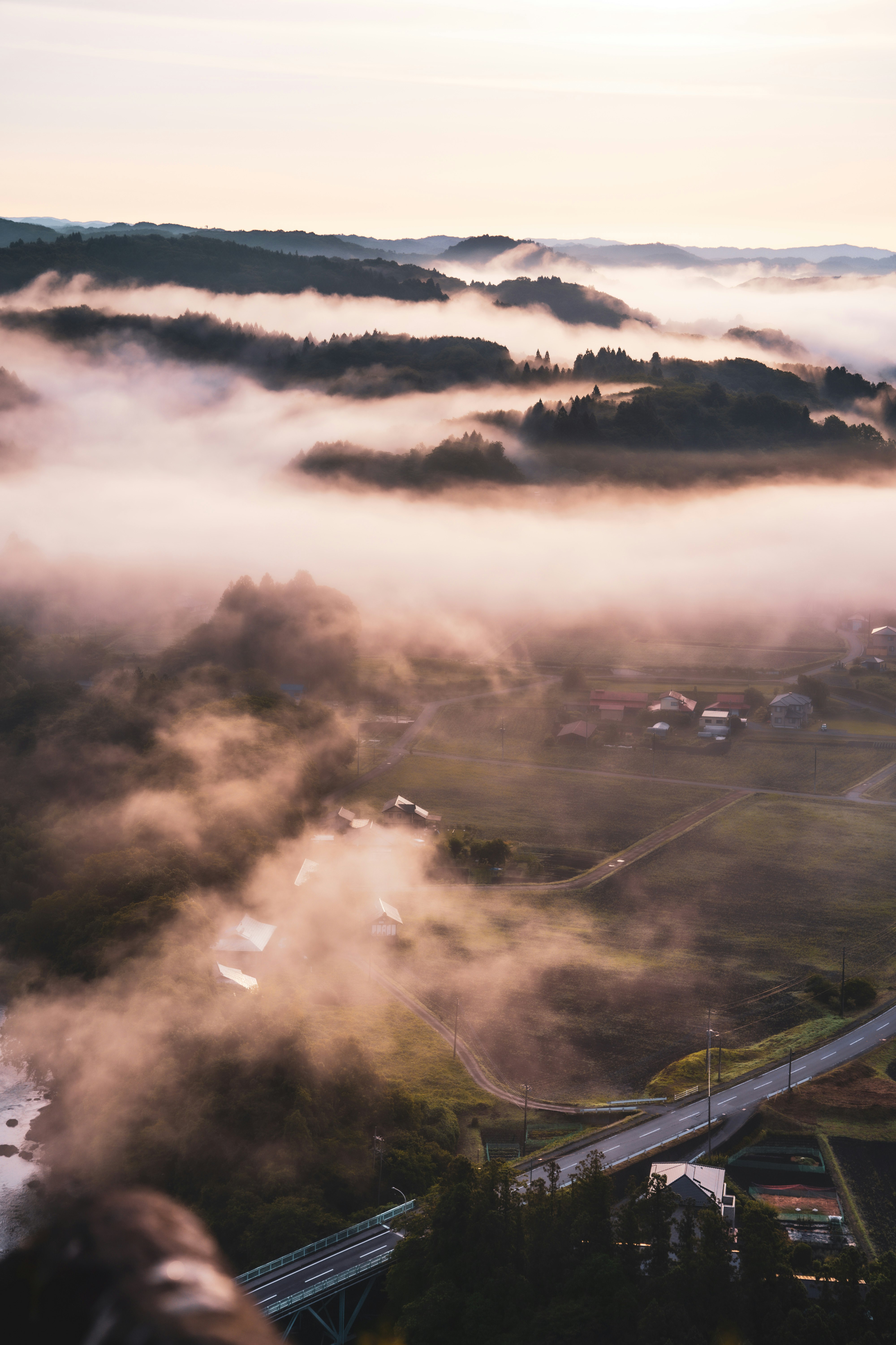 霧に包まれた渓谷と山並みの朝景色