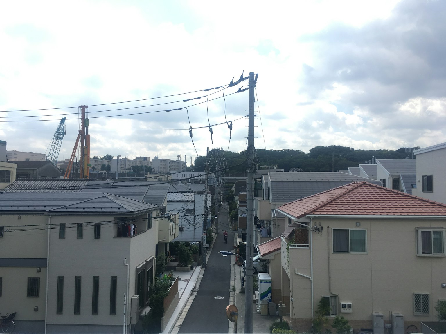 Blick auf eine Wohnstraße mit Stromleitungen und Häusern