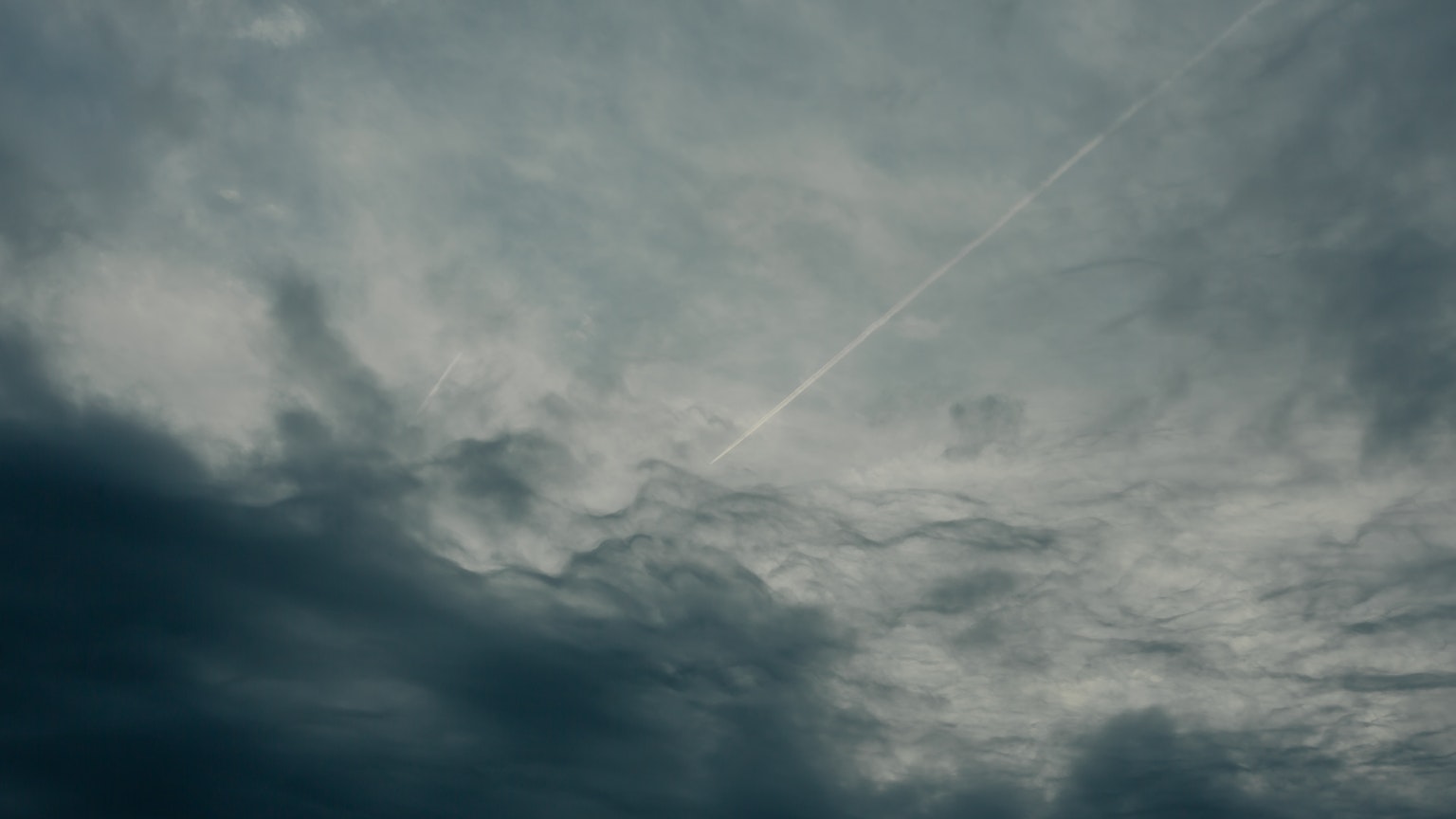 Cielo nublado oscuro con rayas de luz