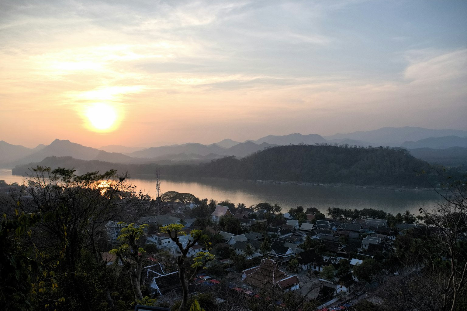 Cảnh hoàng hôn trên núi và sông