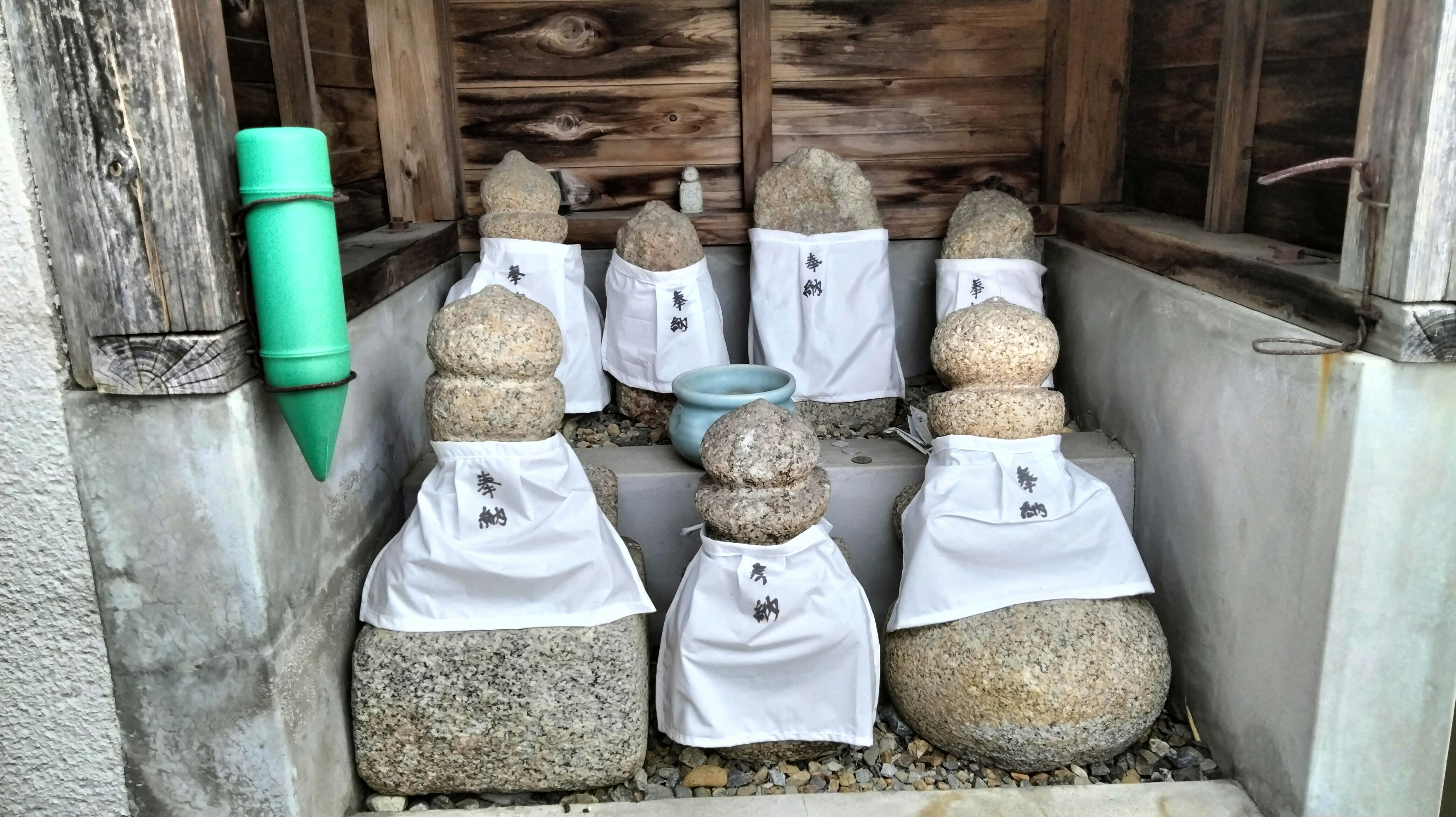 木製の小屋の中に並ぶ袋詰めの砂利と砕石