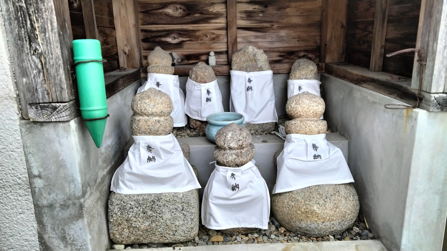 Statues en pierre recouvertes de tissu blanc dans un sanctuaire