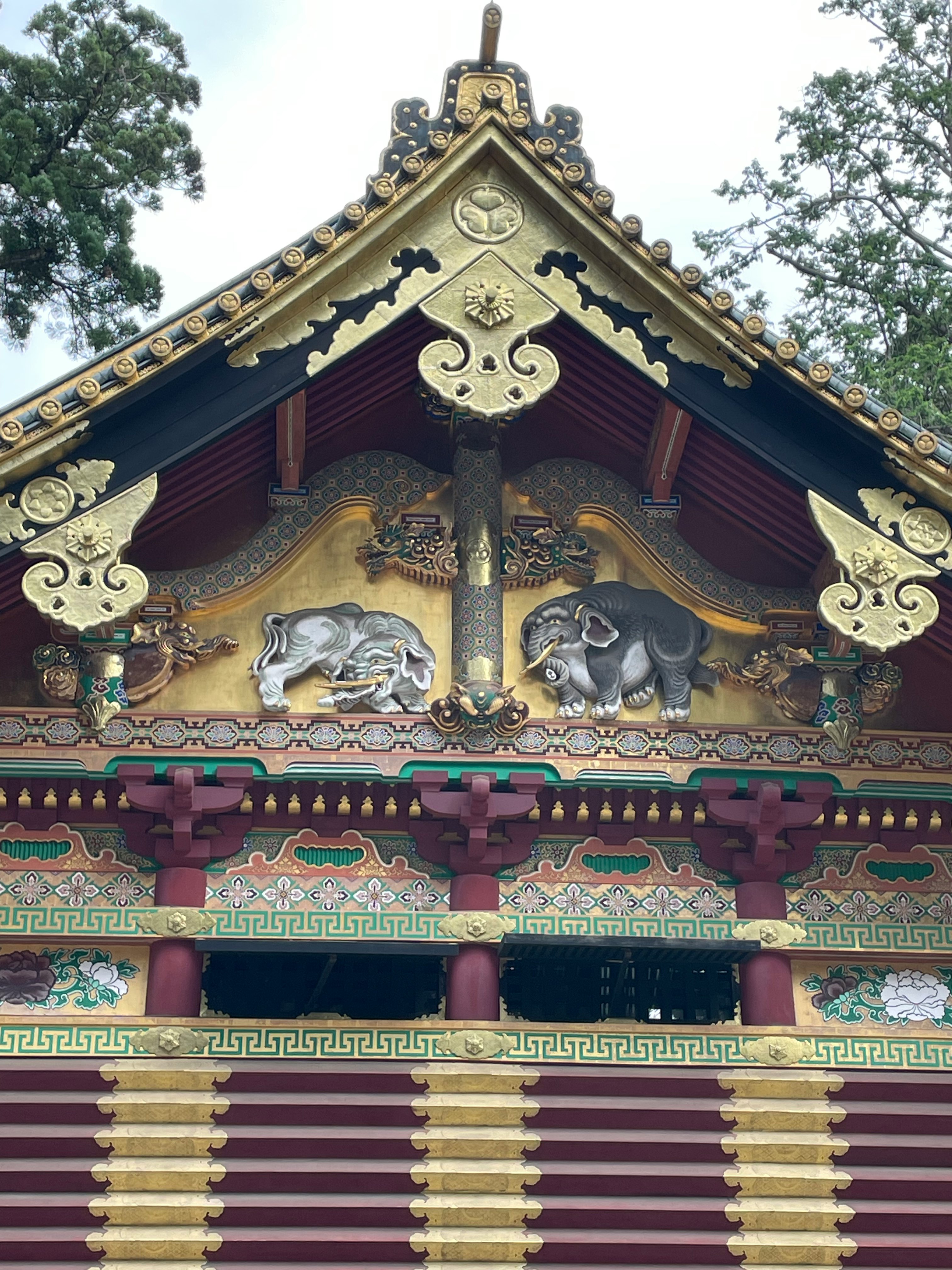 Toit d'un temple avec des sculptures animalières colorées et des ornements dorés