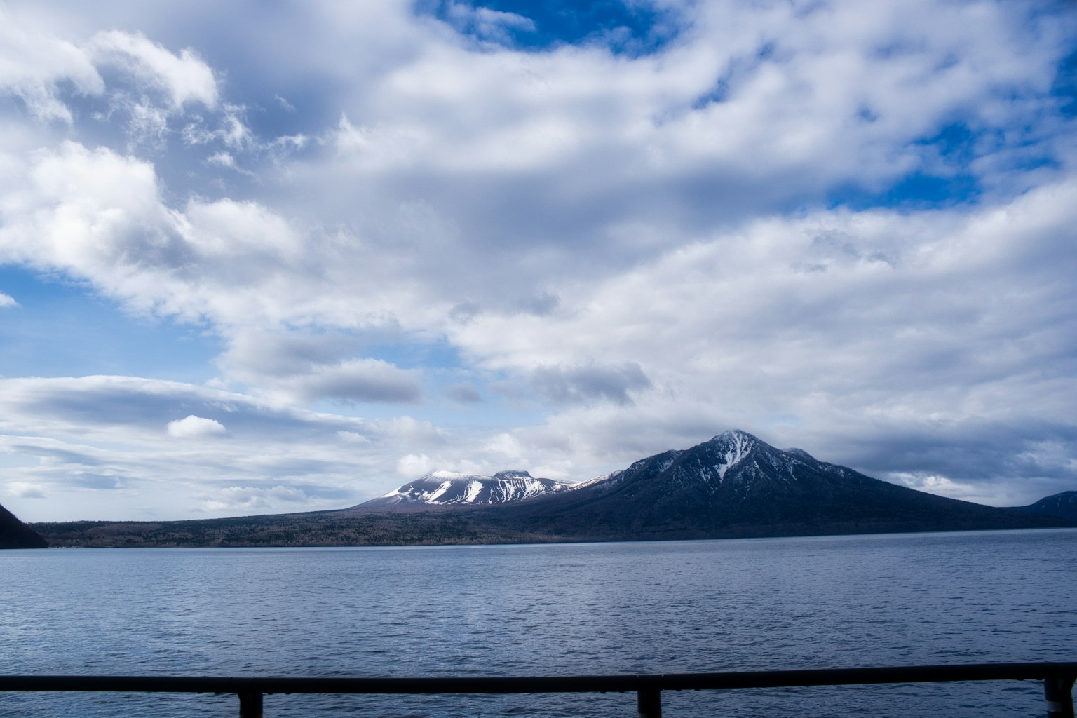 湖面上雪山与蓝天的风景