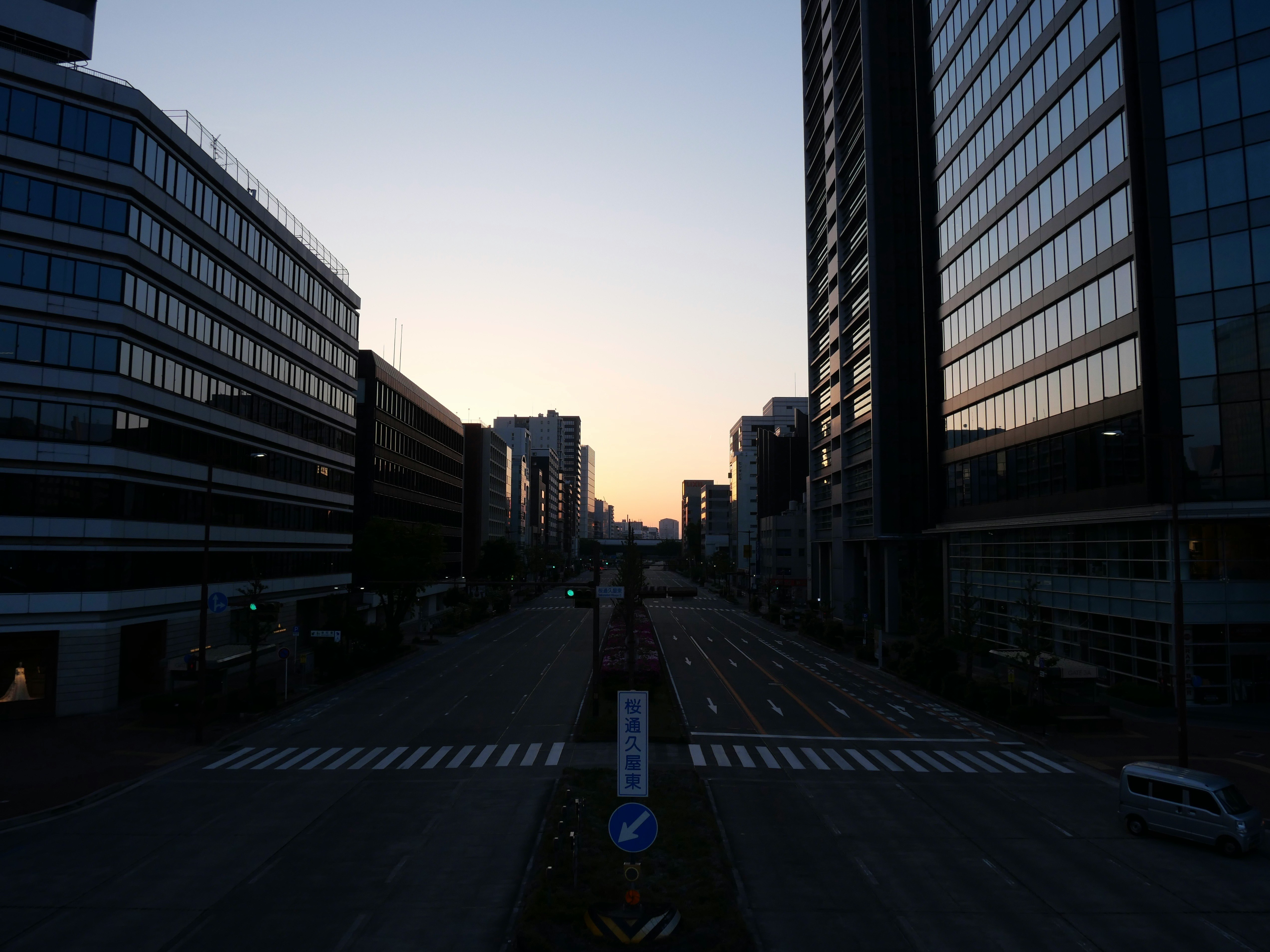 夕暮れの高層ビル街の交差点を見下ろす風景