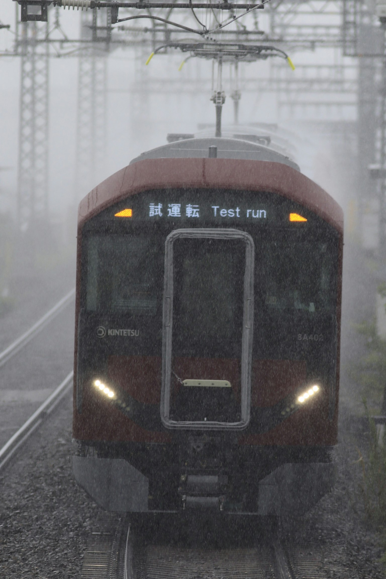 在雨中進行測試運行的紅色列車