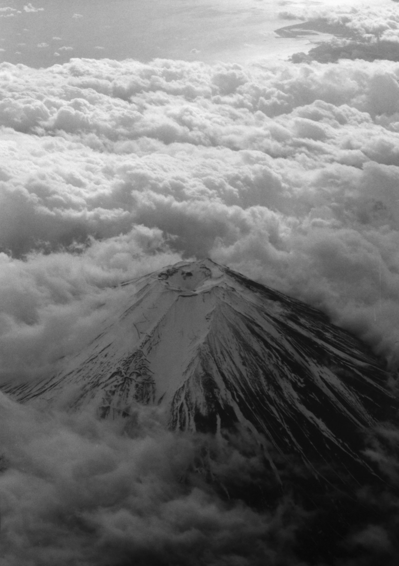 富士山被雲環繞的空中視圖