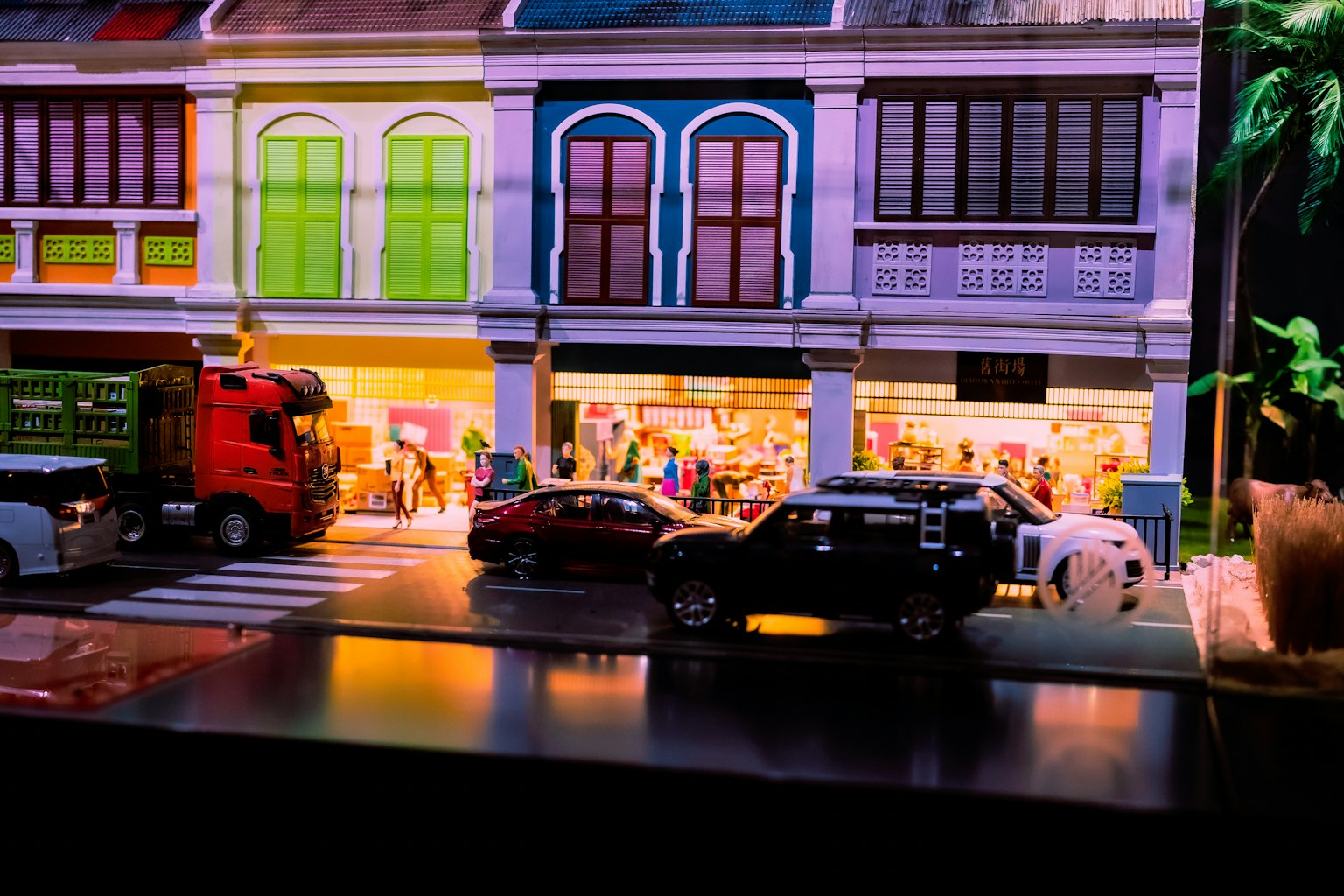 色彩繽紛的建築和汽車的街景 人們在忙碌