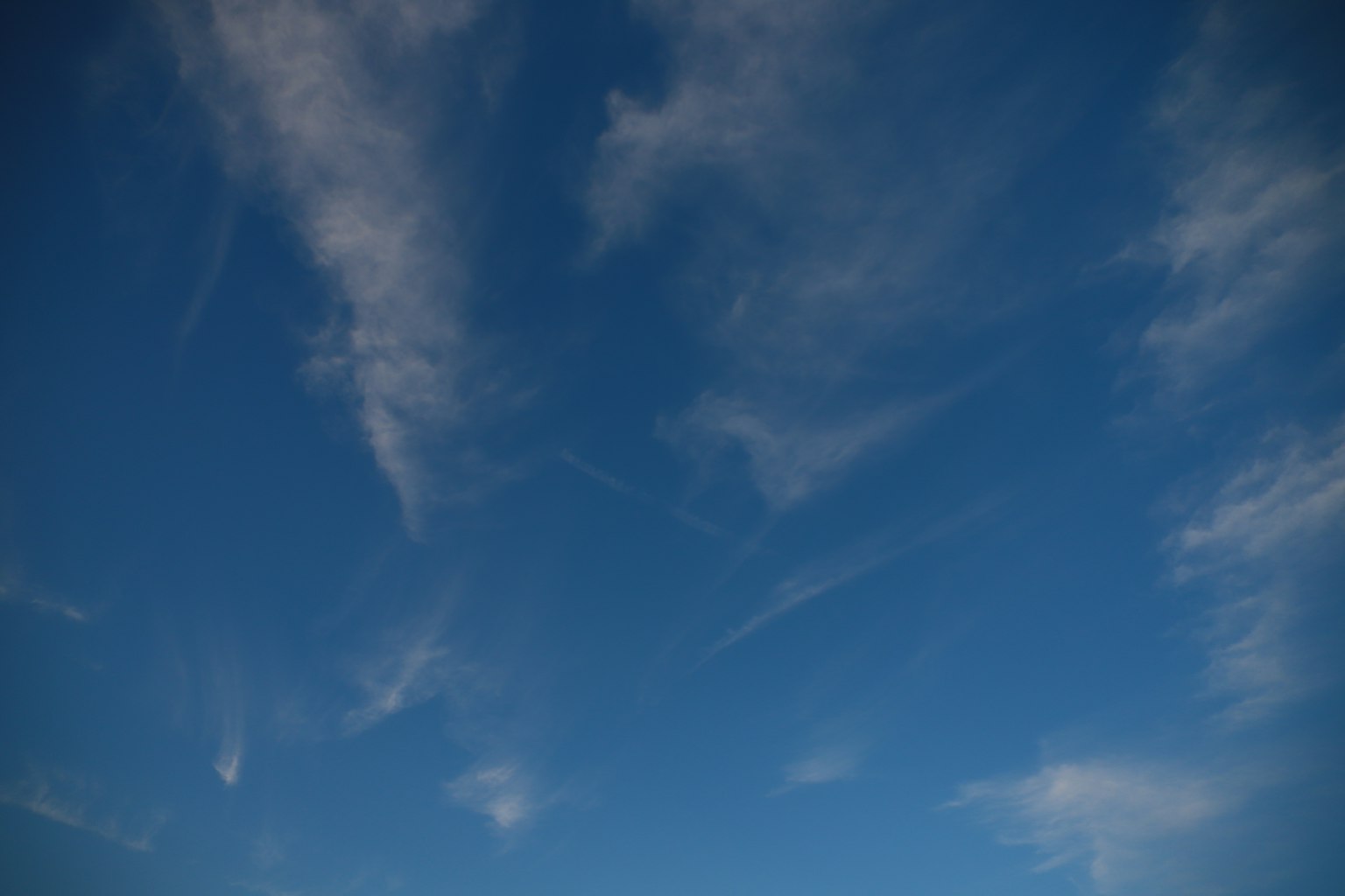 Un cielo azul brillante con nubes delgadas