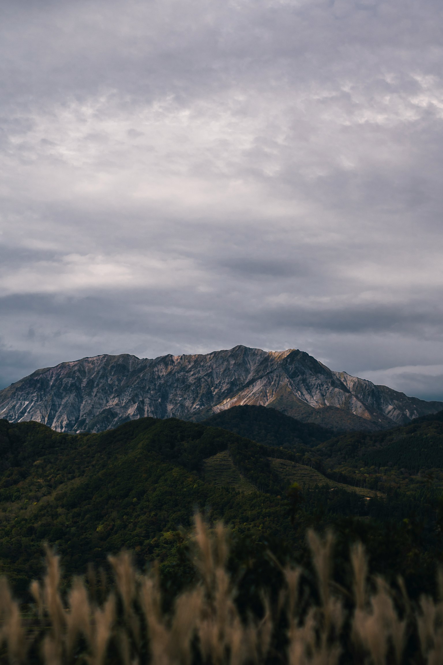 Paesaggio montano sotto un cielo nuvoloso