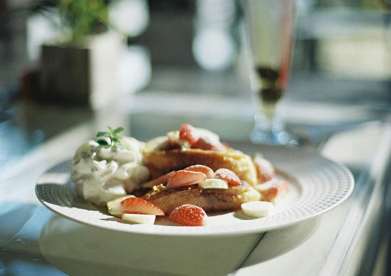 un piatto di pancake alla frutta con crema e fragole