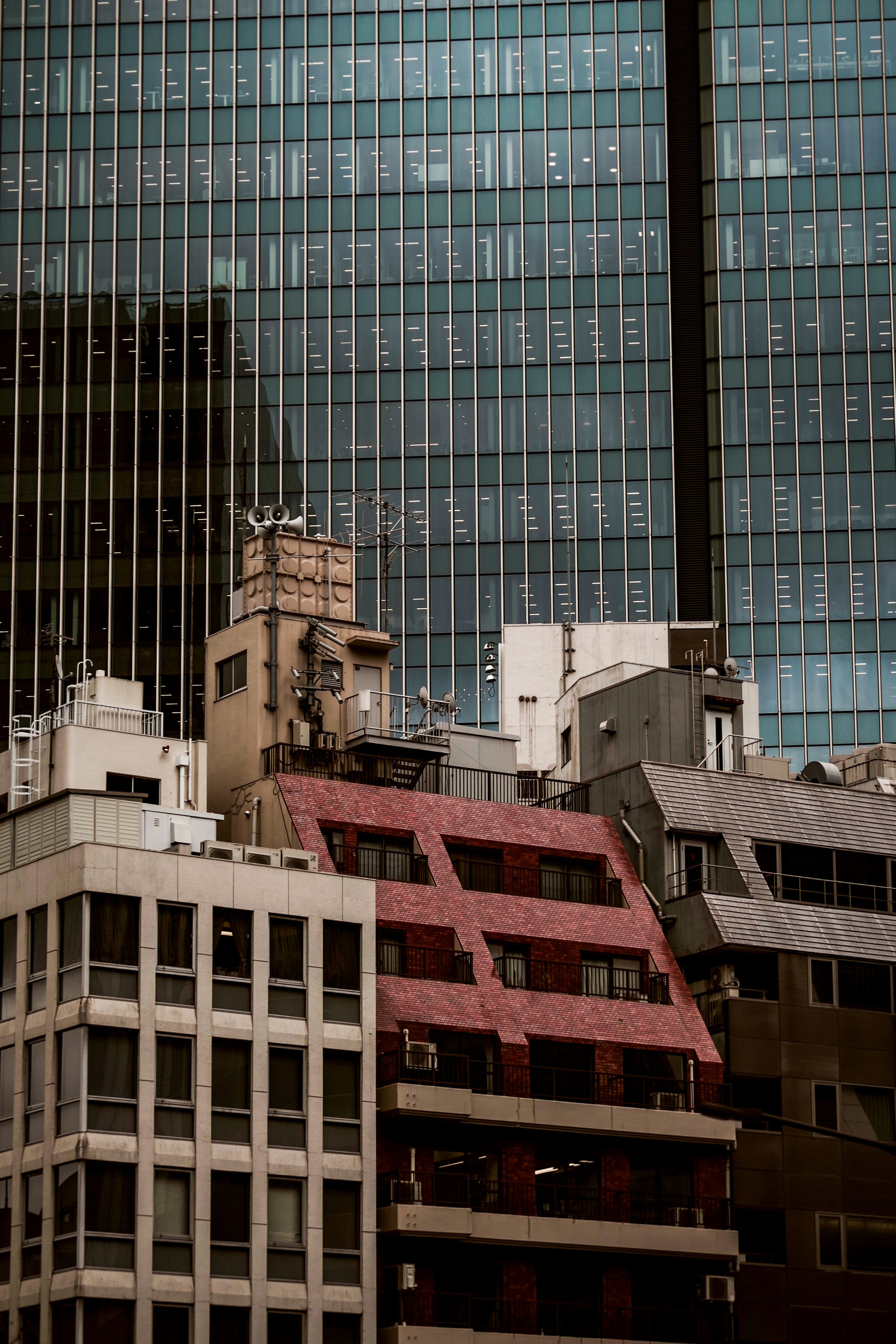 高層ビル群の間にある屋上と窓のある建物の眺め