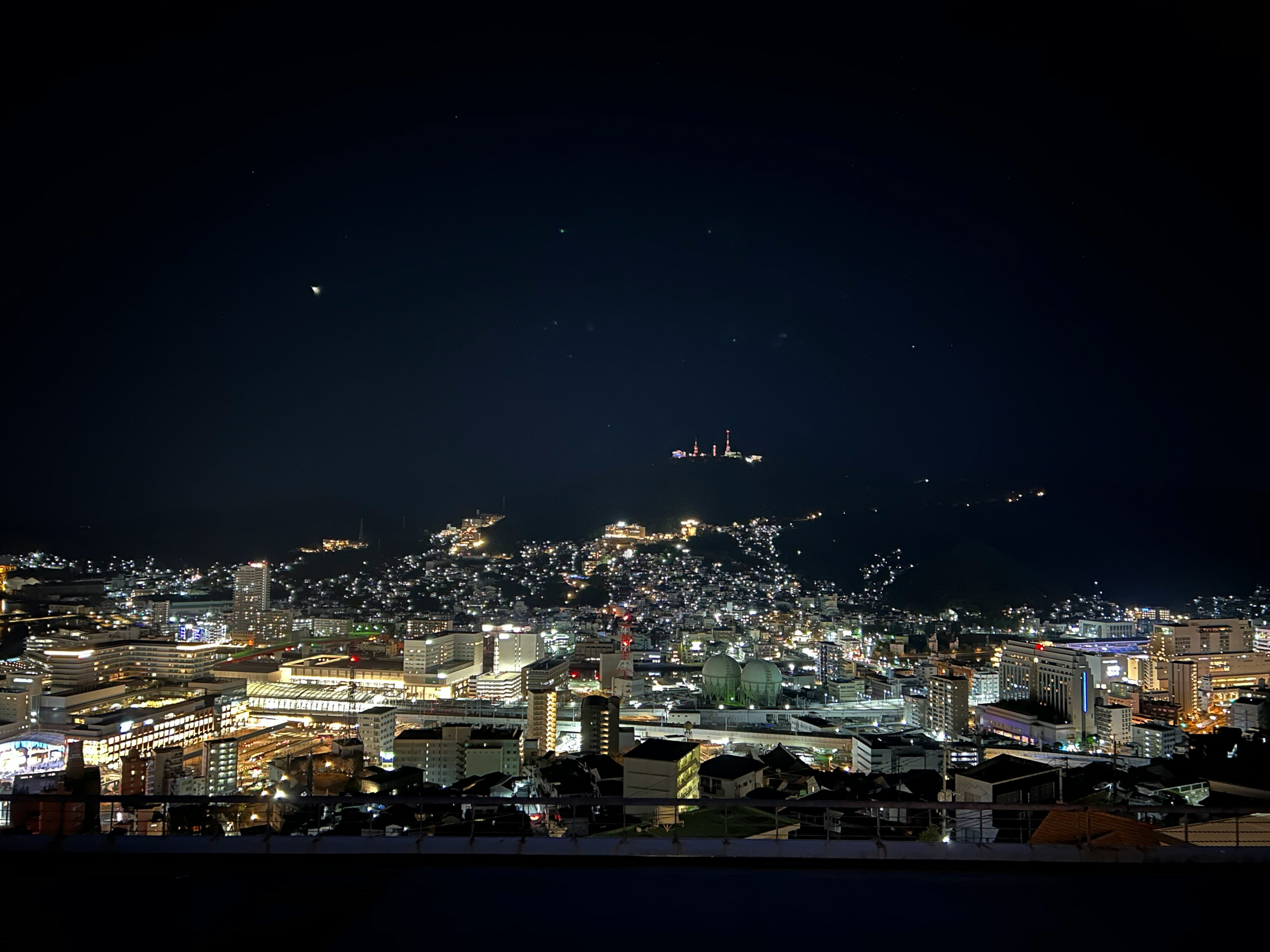 冬の夜の海辺の街並みと煌めく灯りのパノラマ