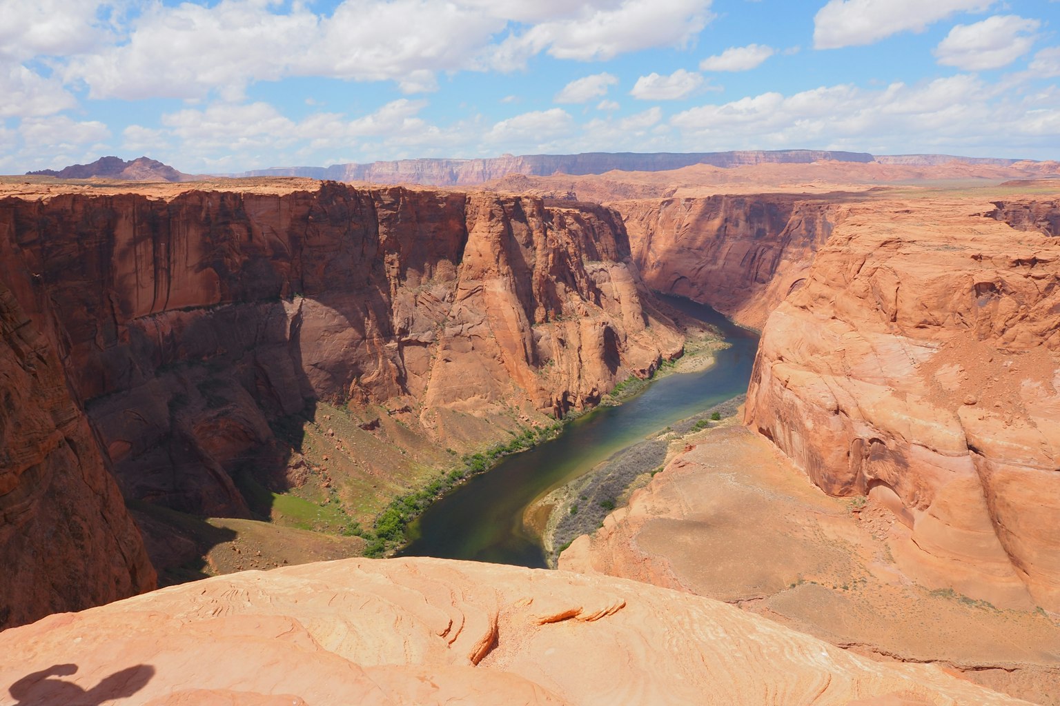 Atemberaubende Aussicht auf Horseshoe Bend mit roten Klippen und einem grünen Fluss