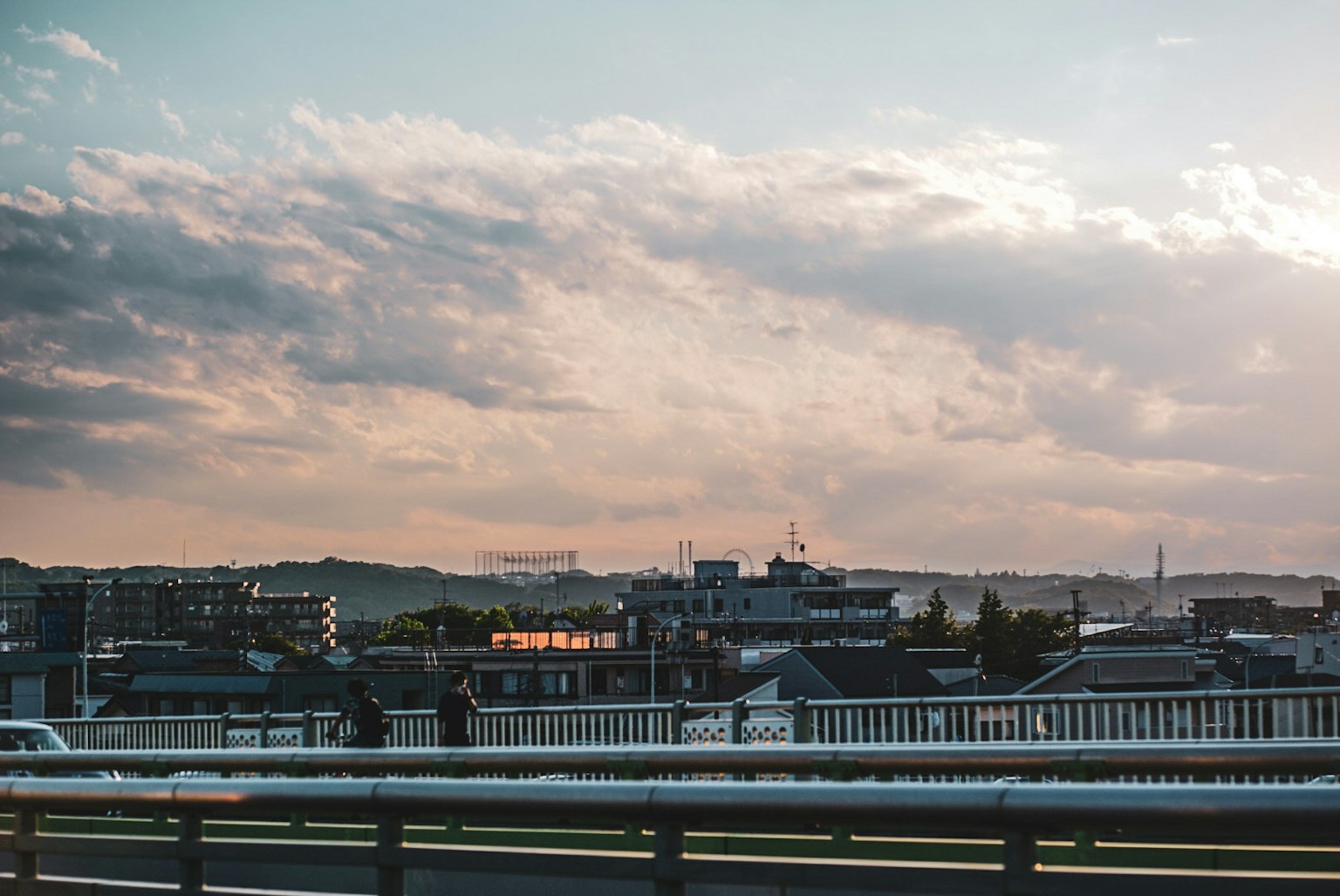 Paesaggio urbano al crepuscolo con nuvole ampie