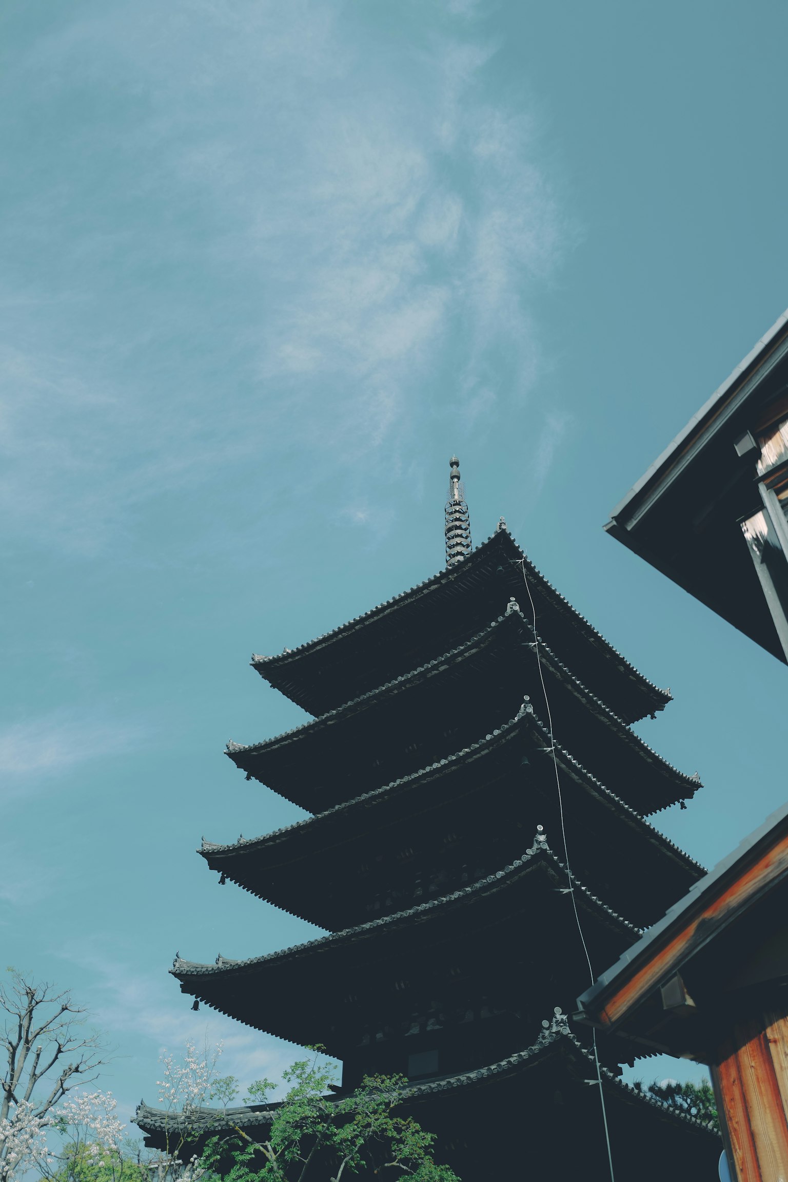 藍天之下耸立的美麗寶塔建築