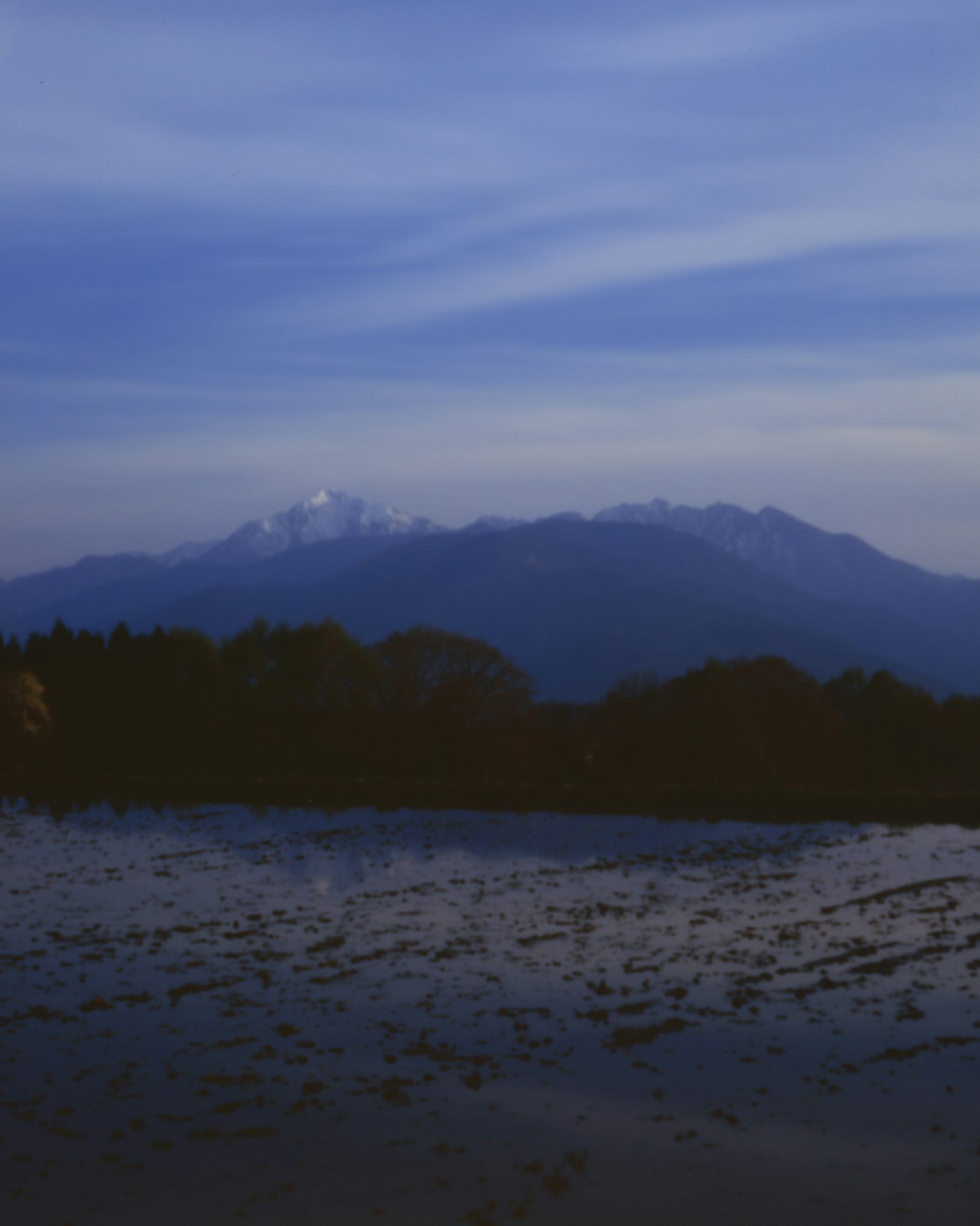 Panoramablick auf schneebedeckte Berge unter einem blauen Abendhimmel