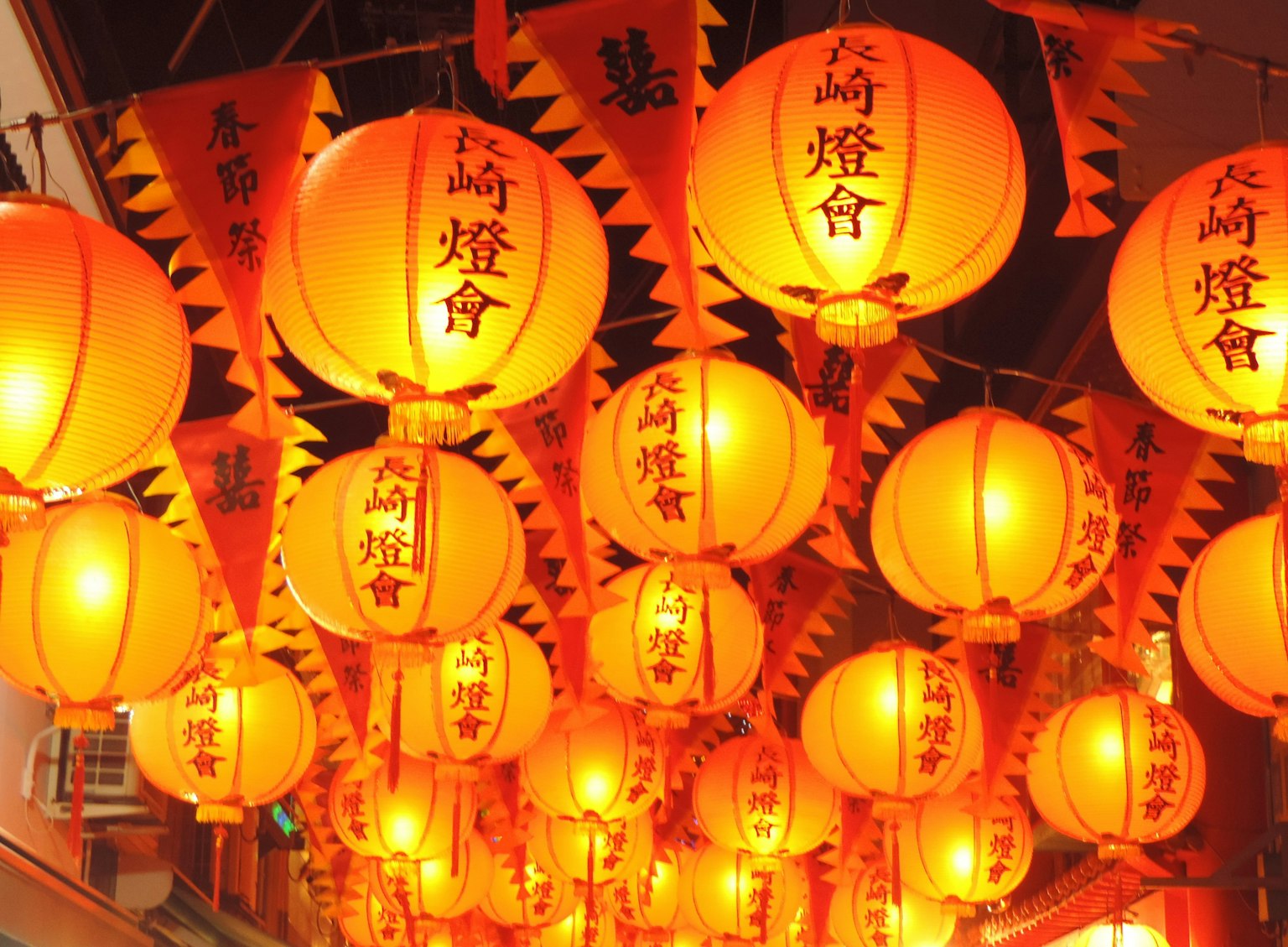 熱鬧的街道場景，紅色燈籠懸掛在上方