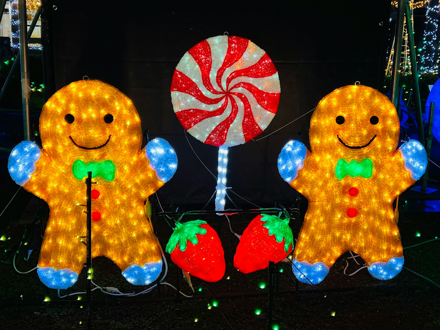 Décorations de bonhommes en pain d'épice illuminés avec un fond de bonbon