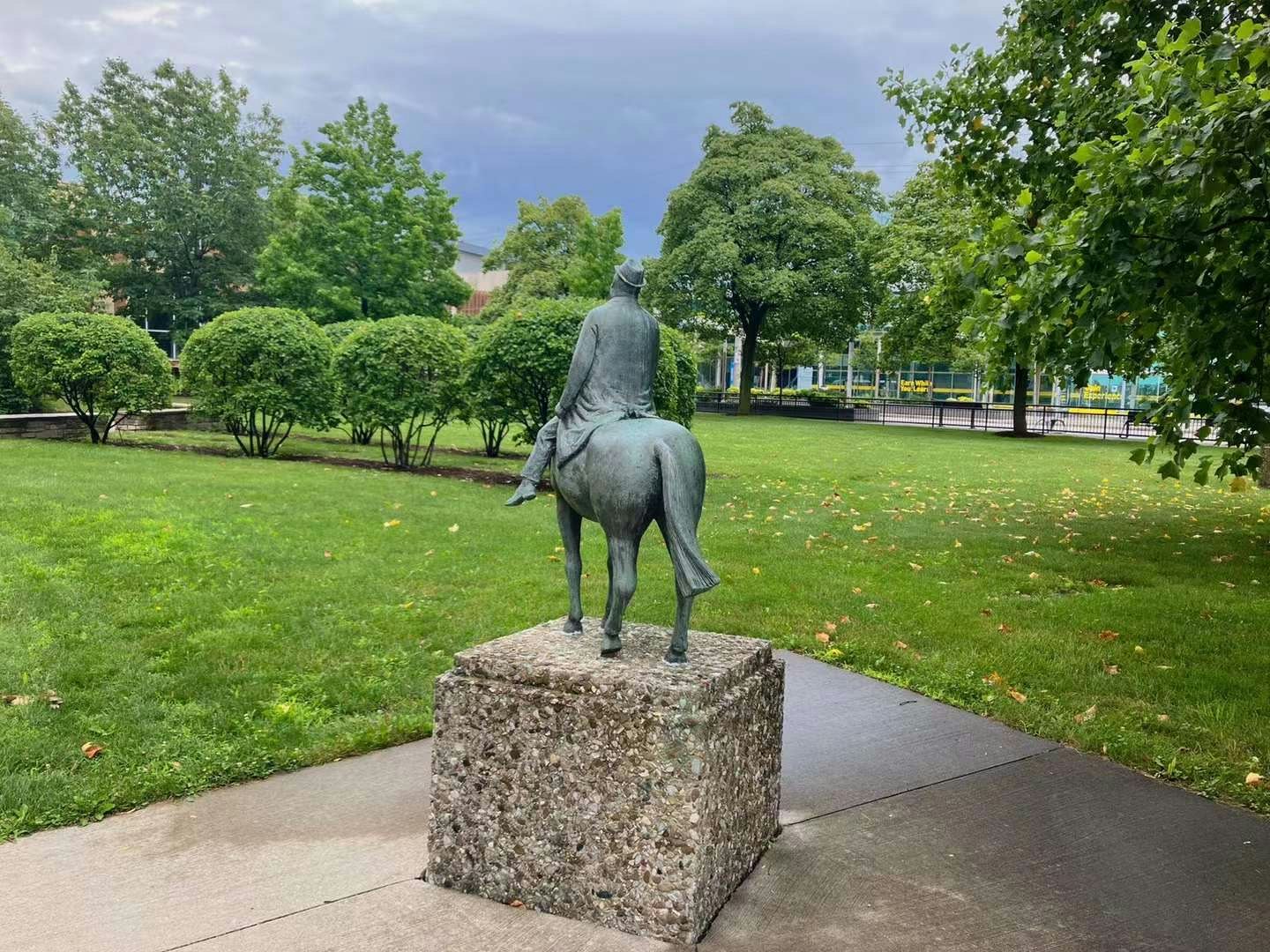 公園草坪上的馬雕塑