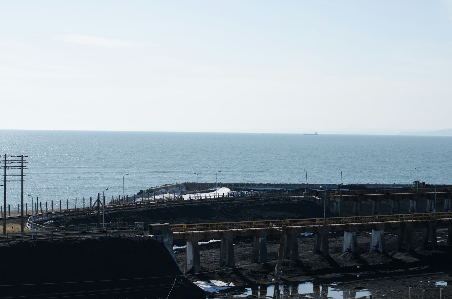Vista escénica del mar y el muelle con cielo azul claro