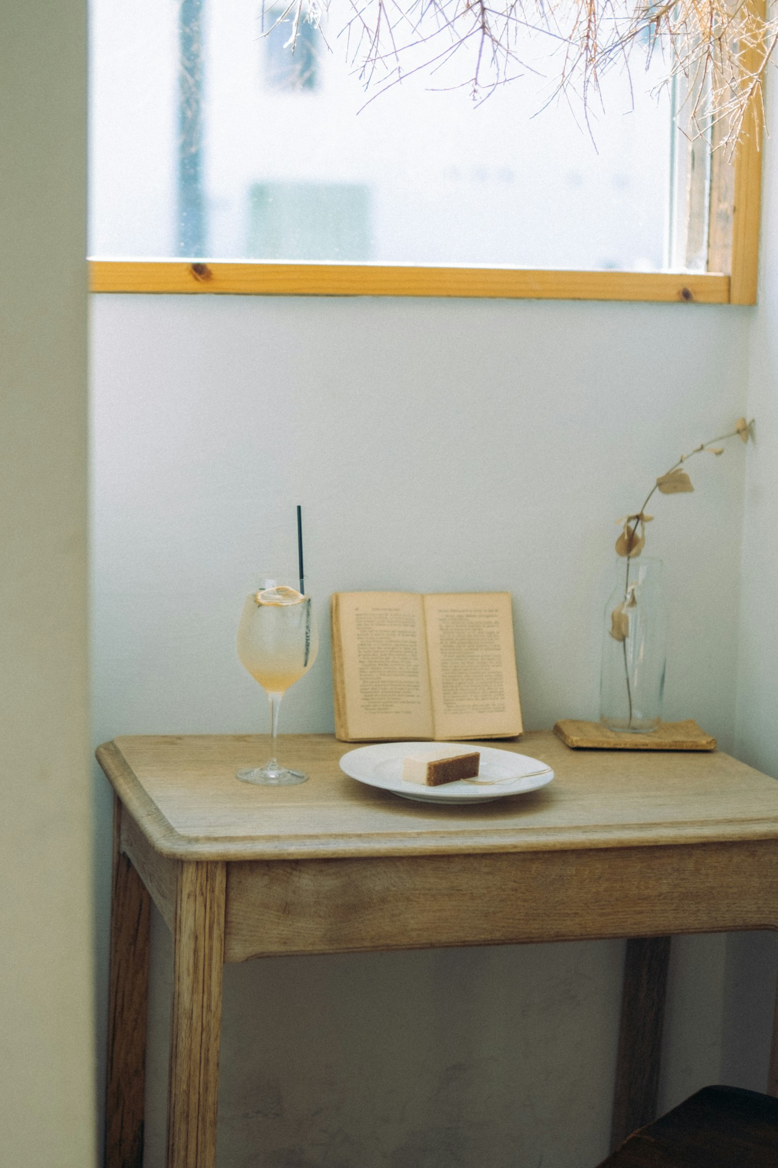 Un coin serein avec une table en bois présentant une boisson et un gâteau