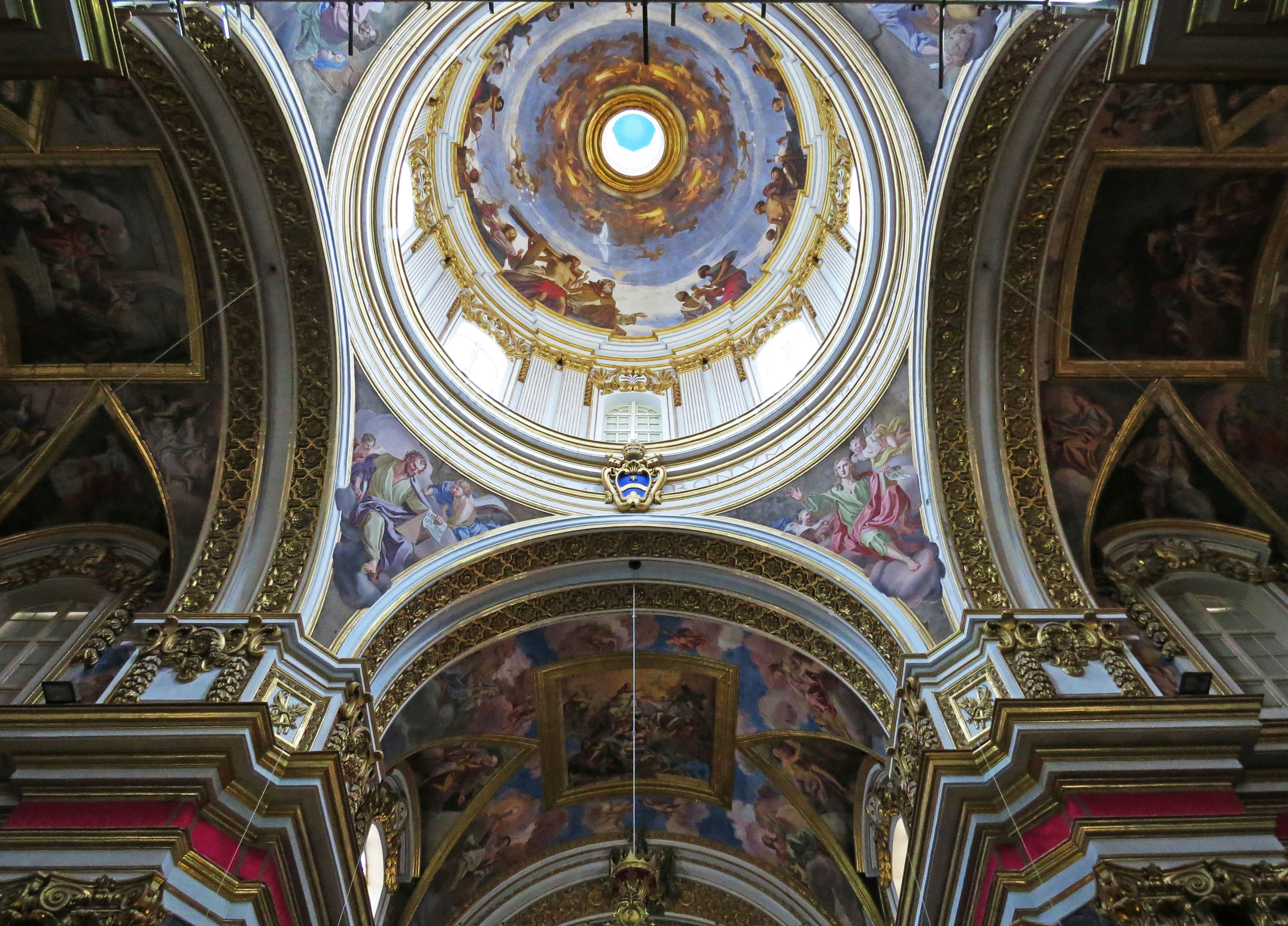 plafond de dôme orné avec fresques peintes et lumière dorée