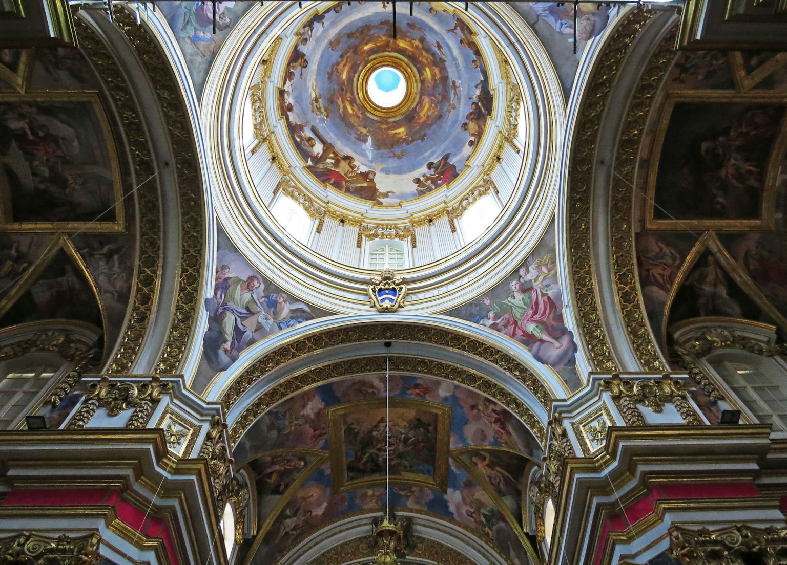 Frescos coloridos y detallados en el techo de una hermosa iglesia con decoraciones doradas