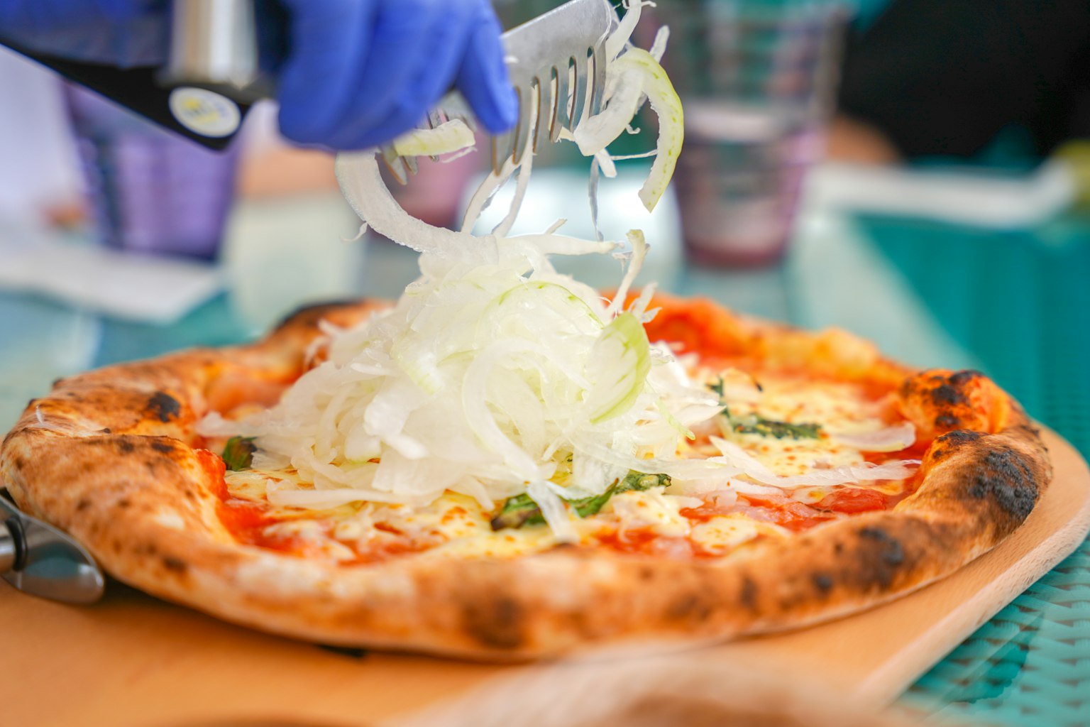 Immagine di una pizza con cipolle