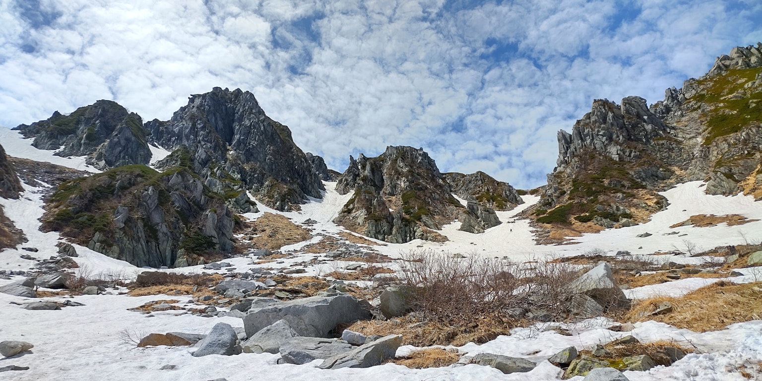 Paisaje de montañas nevadas con cielo azul