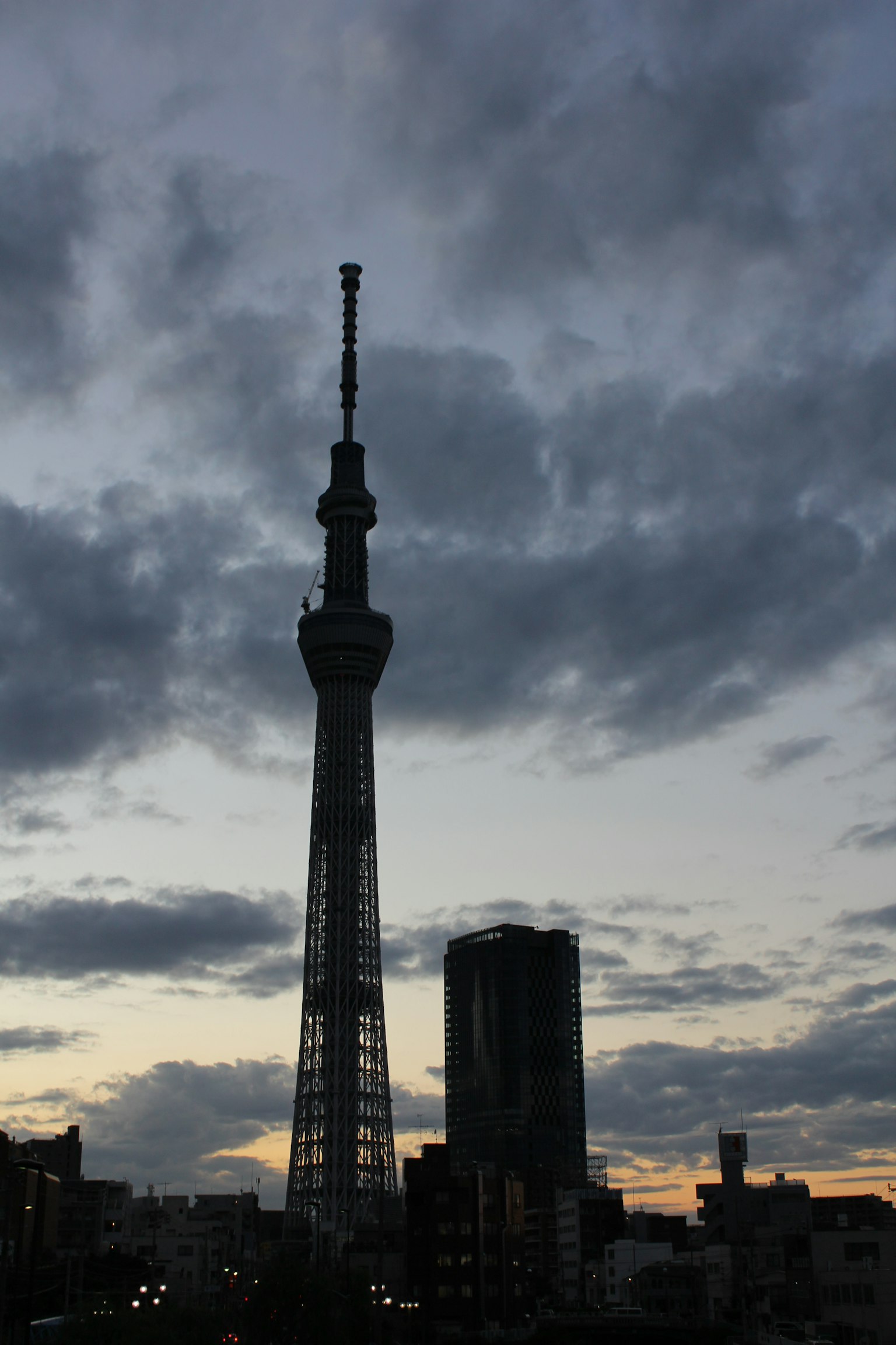 Silueta de la Tokyo Skytree contra un cielo al atardecer