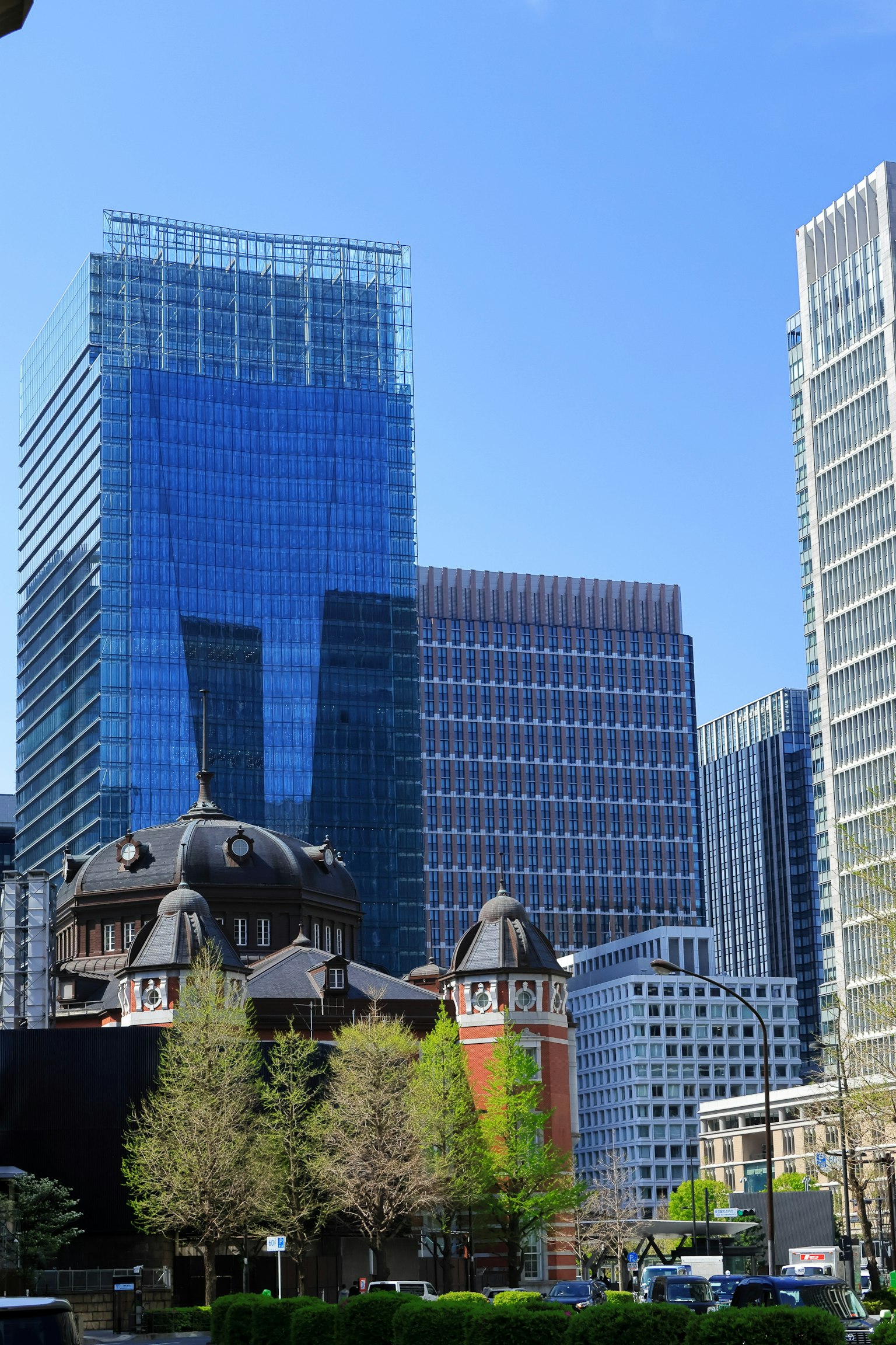 Paysage urbain avec des gratte-ciels modernes et un bâtiment historique