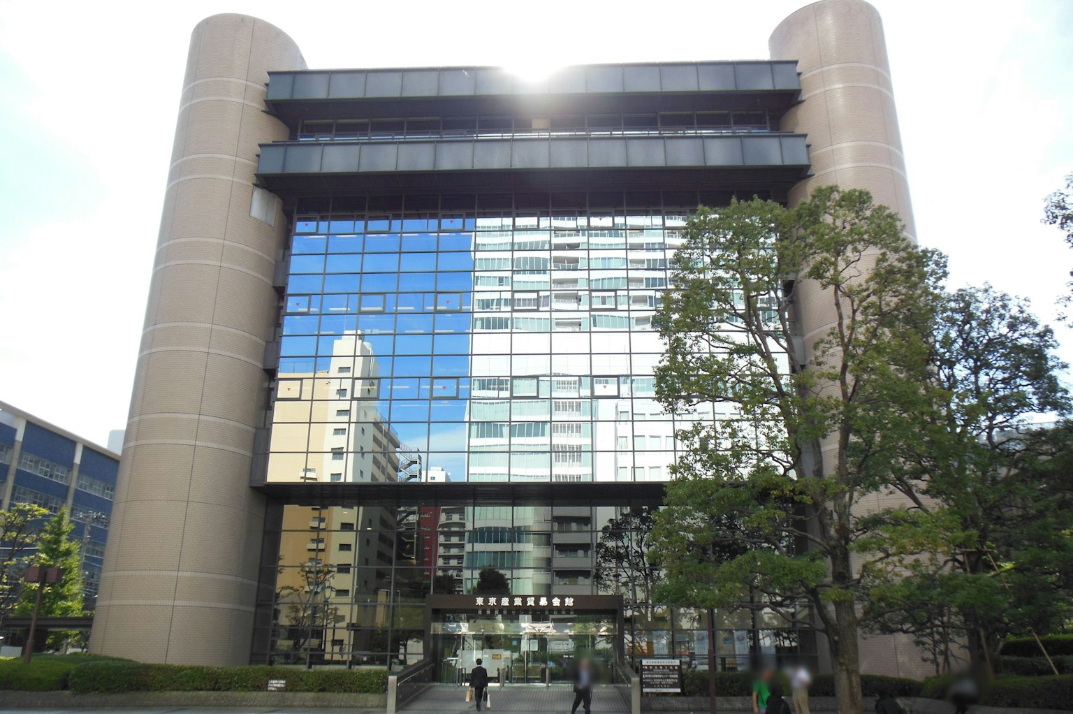 Edificio moderno con fachada de vidrio y vegetación circundante