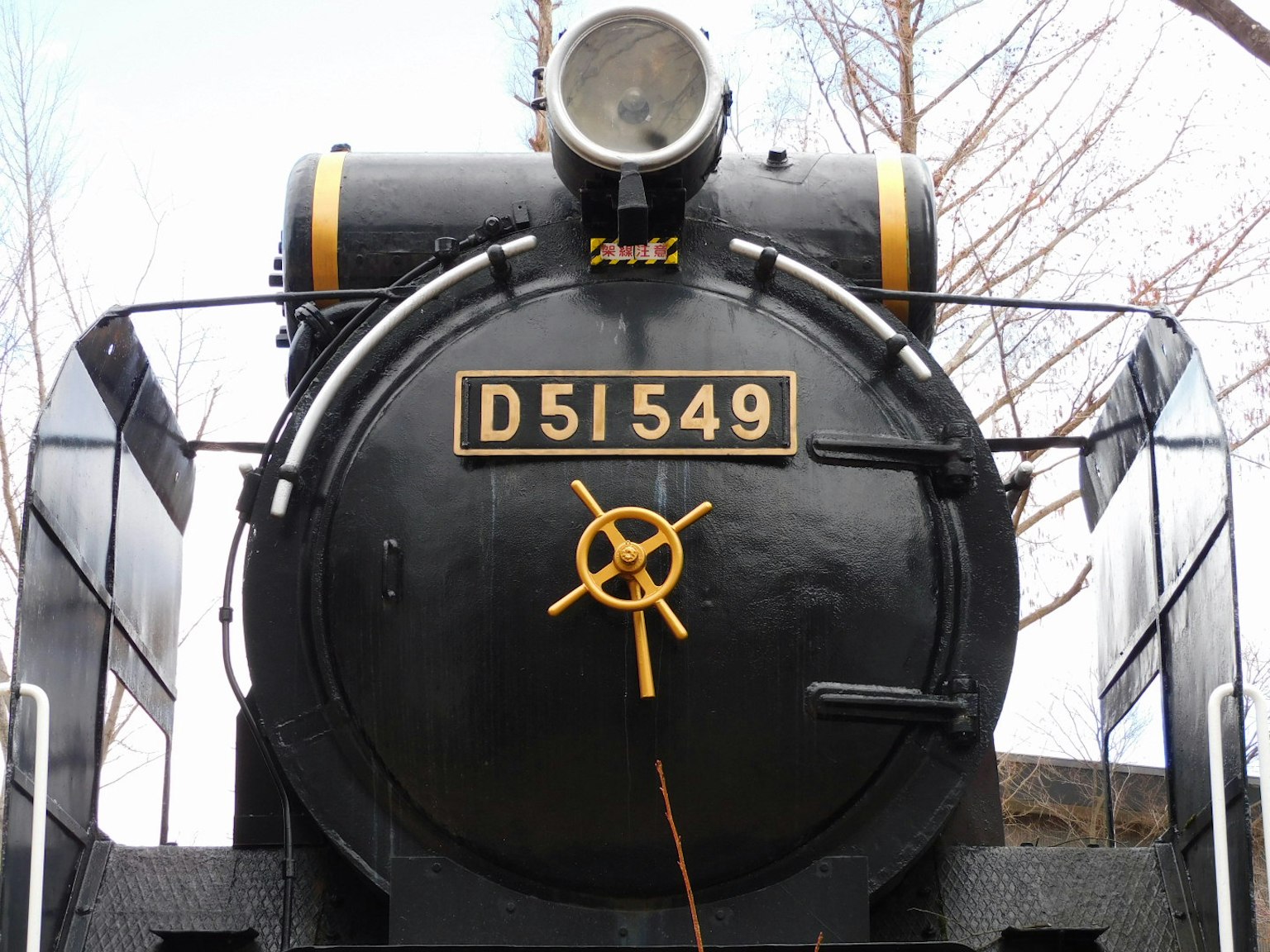 黑色蒸汽機車D5149的正面視圖，具有獨特特徵