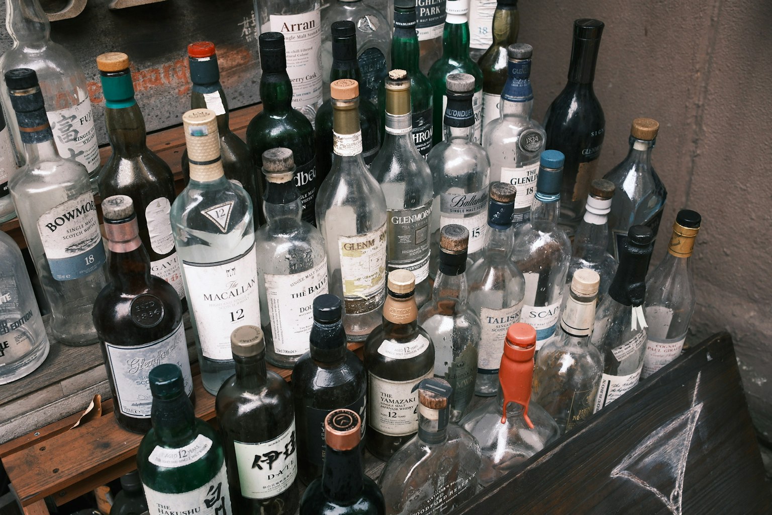 さまざまな種類のボトルが並ぶ酒瓶のコレクション