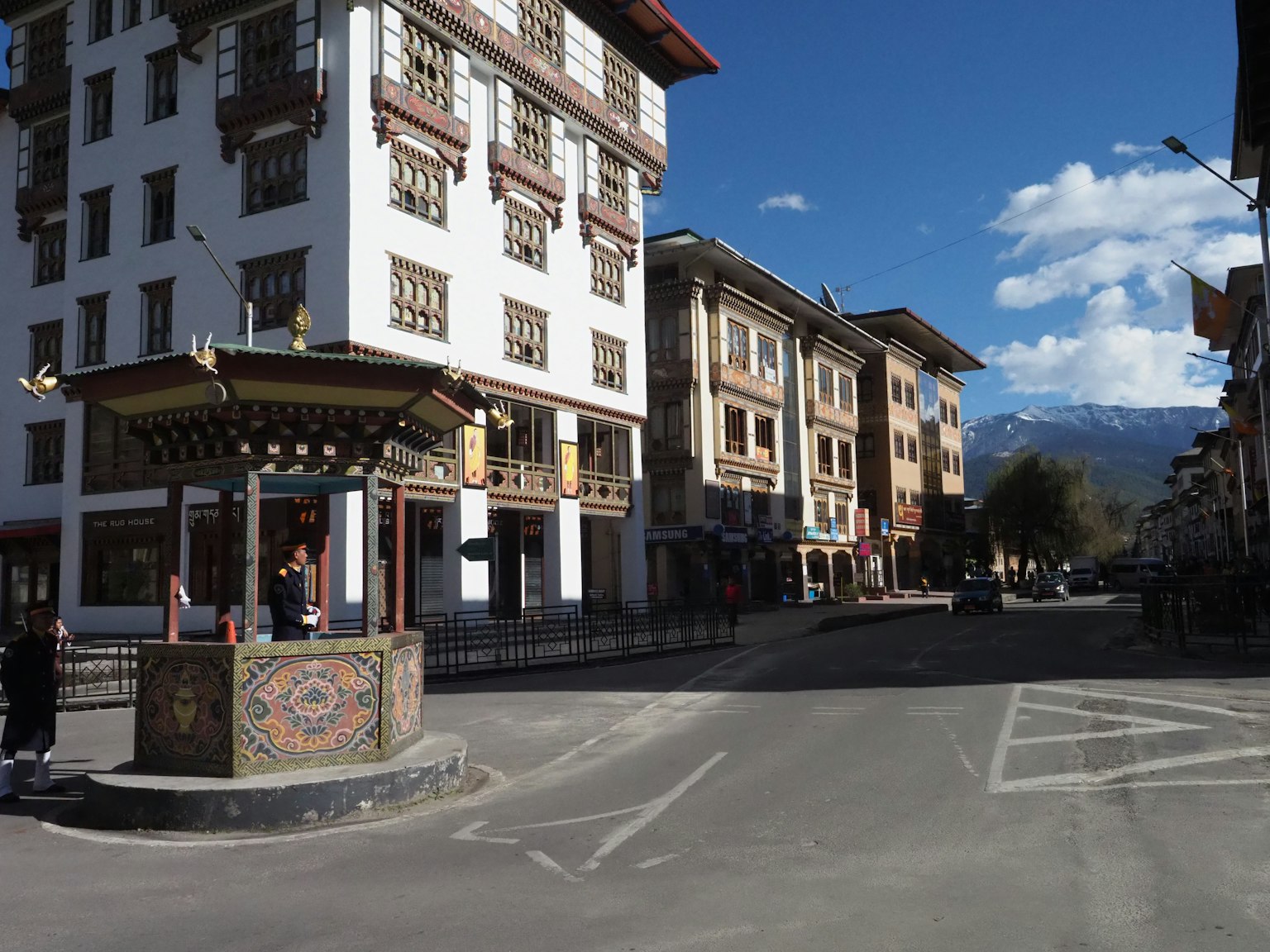 Vista de calle con arquitectura bhutanesa tradicional y una estructura decorativa