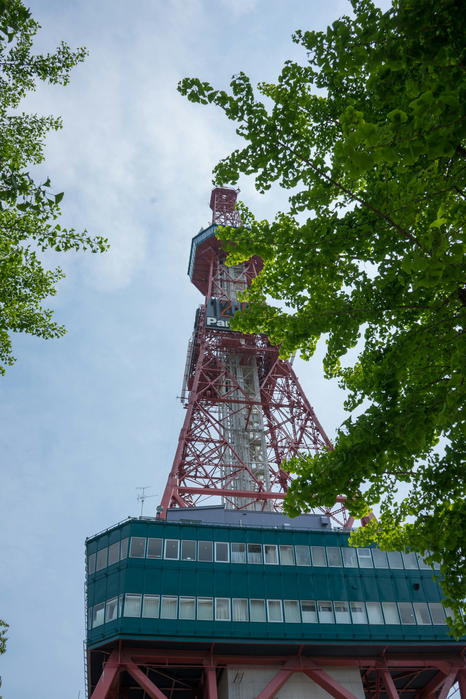 Menara Tokyo dikelilingi pohon hijau
