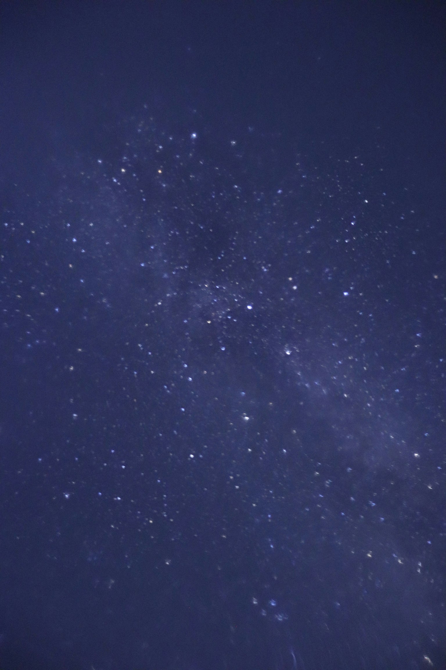 Hermoso cielo nocturno lleno de estrellas brillantes
