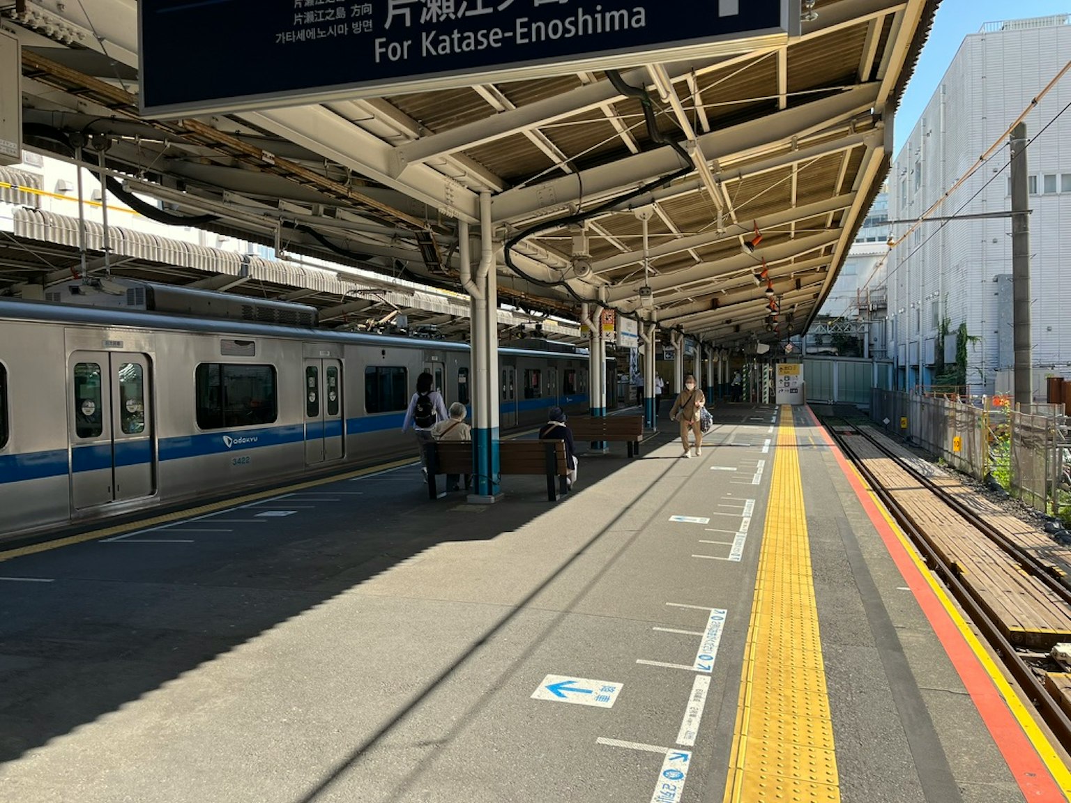 Sân ga tại một ga tàu với tàu hướng đến Katase-Enoshima